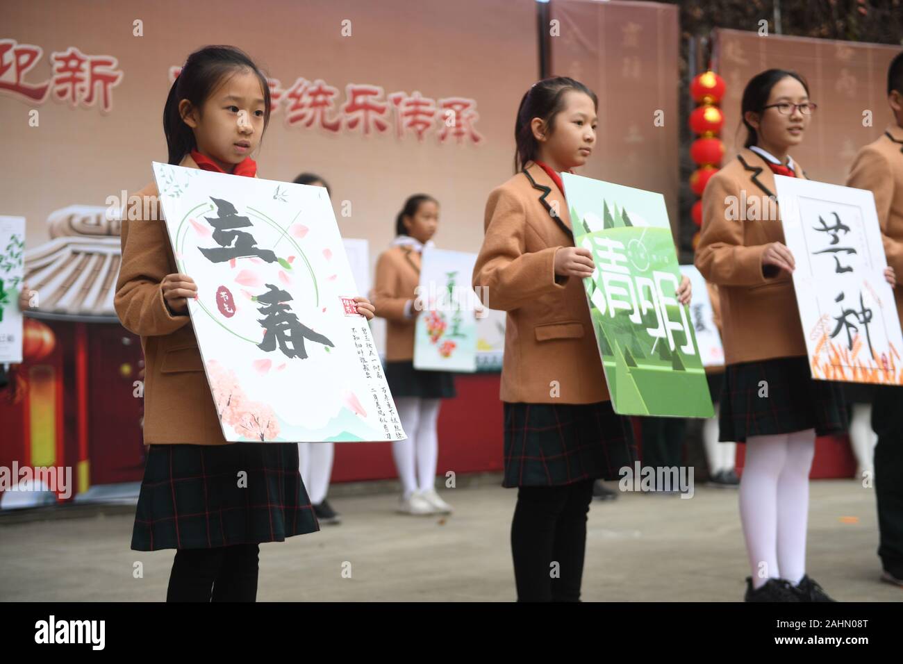 Fuzhou, la Cina della provincia del Fujian. 31 Dic, 2019. Gli alunni si uniscono in un gioco di circa il cinese termini solare a Fuzhou Wushan scuola primaria a Fuzhou, capitale del sud-est della Cina di provincia del Fujian, Dic 31, 2019. Fuzhou Wushan Scuola primaria il martedì hanno organizzato un nuovo anno celebrazione evento dotato di prestazioni e giochi sulla cultura tradizionale cinese. Credito: canzone Weiwei/Xinhua/Alamy Live News Foto Stock