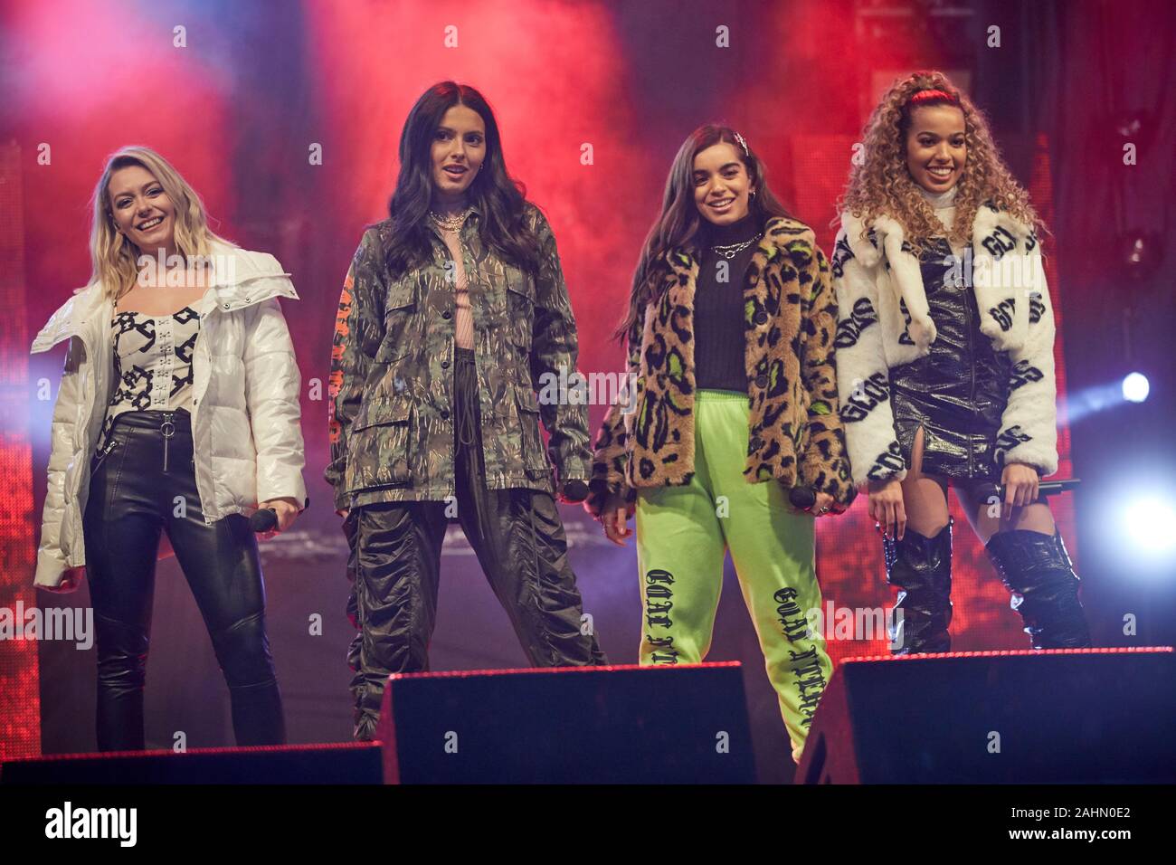 Quattro dei diamanti ragazza britannico banda gruppo ex X Factor concorrenti al Manchester interruttore luce on Foto Stock