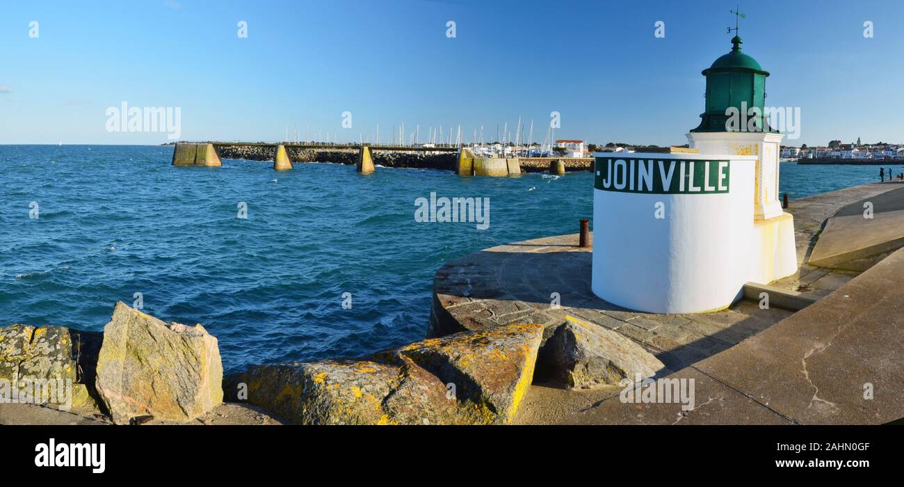 La torretta dell'entrata in Joinville porto di Yeu Island con yacht porto e città port in background. Francia, Vendee, Pay de la Loire Foto Stock