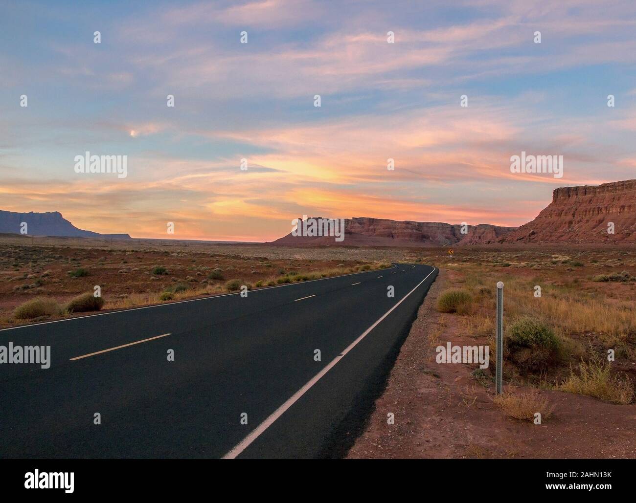Deserto solitario in autostrada in Northern Arizona Red Rock Country. Foto Stock