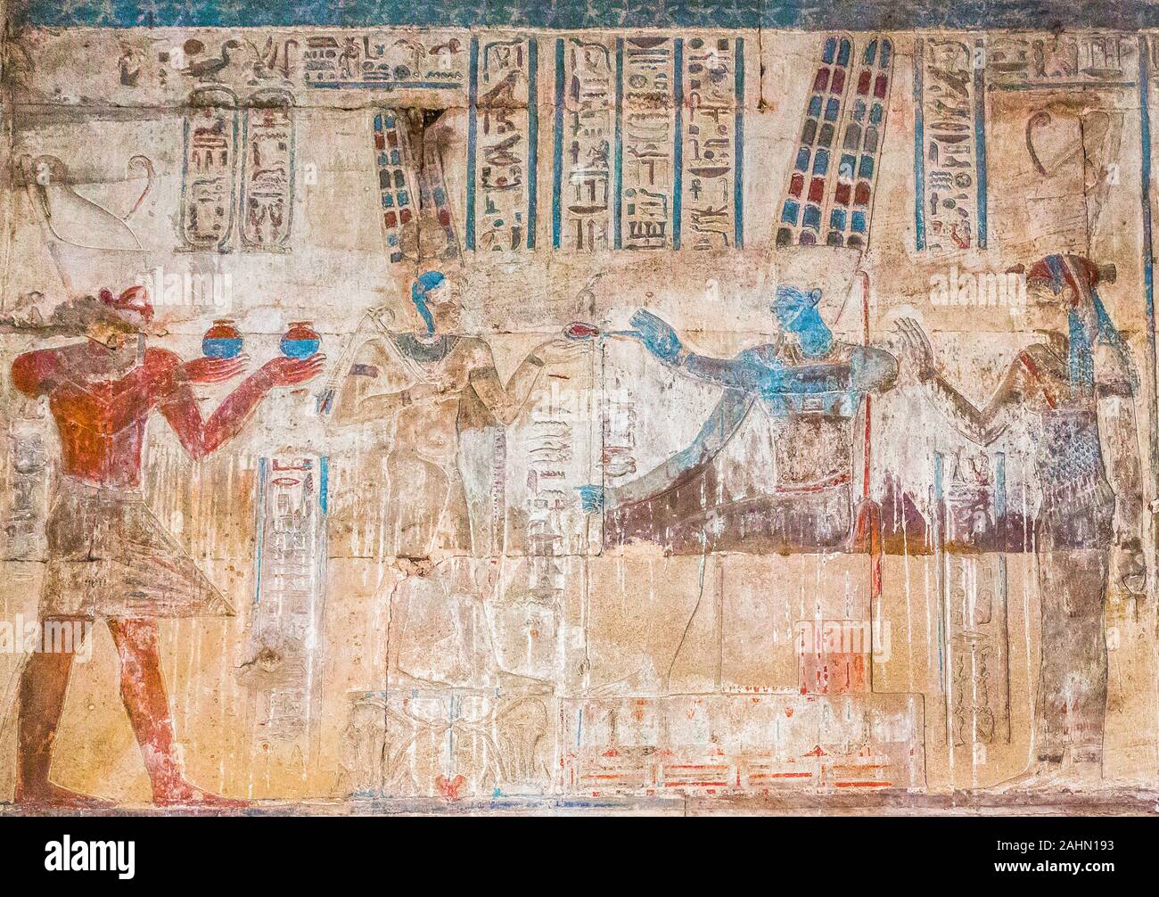 Patrimonio Mondiale dell'UNESCO, Tebe in Egitto, Karnak Sito, tempio dell'UFFT. Il re offre Nou vaso (vino) a dio Amon-Ra. Foto Stock