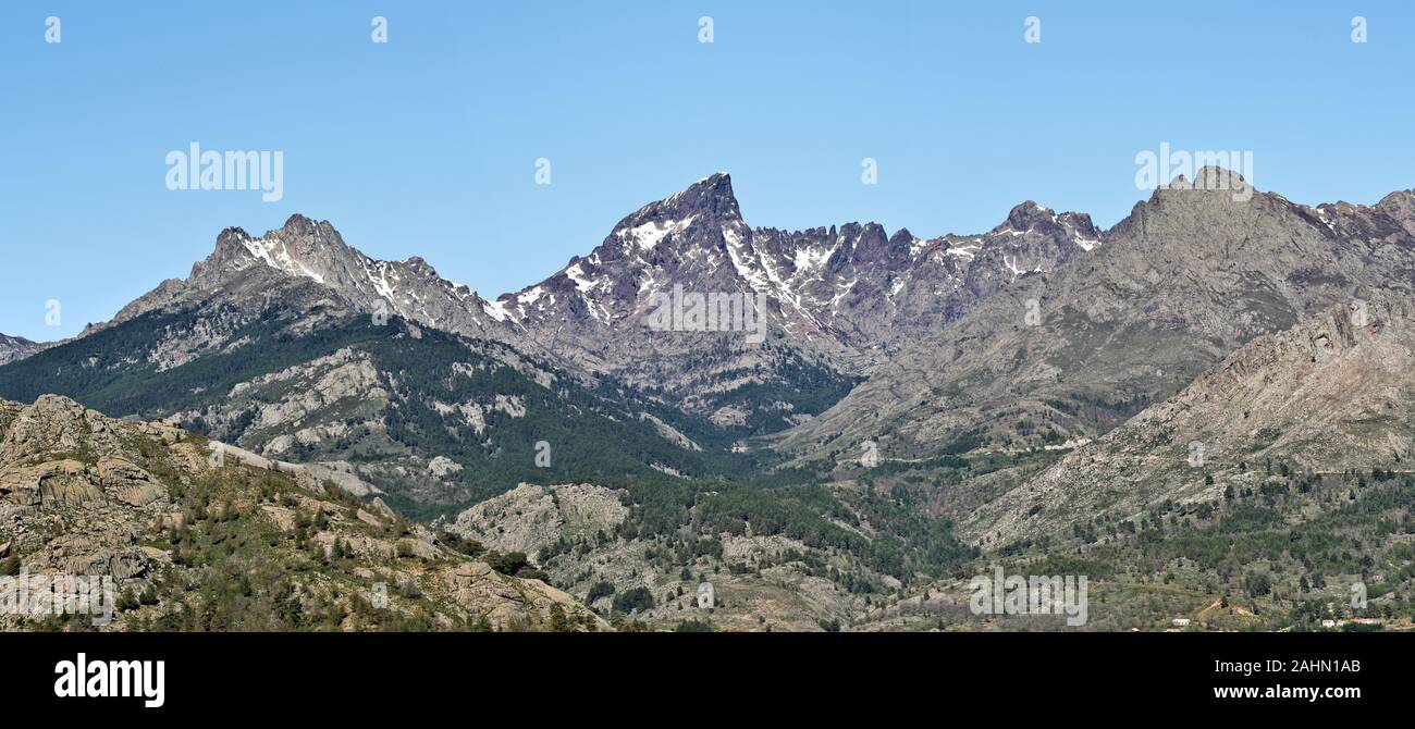 Panorama di Paglia Orba picco e la parte alta di Golo Valley, è un la parte orientale di una parte del monte chinto massiccio in Corsica centrale, Haute Corse, Franc Foto Stock