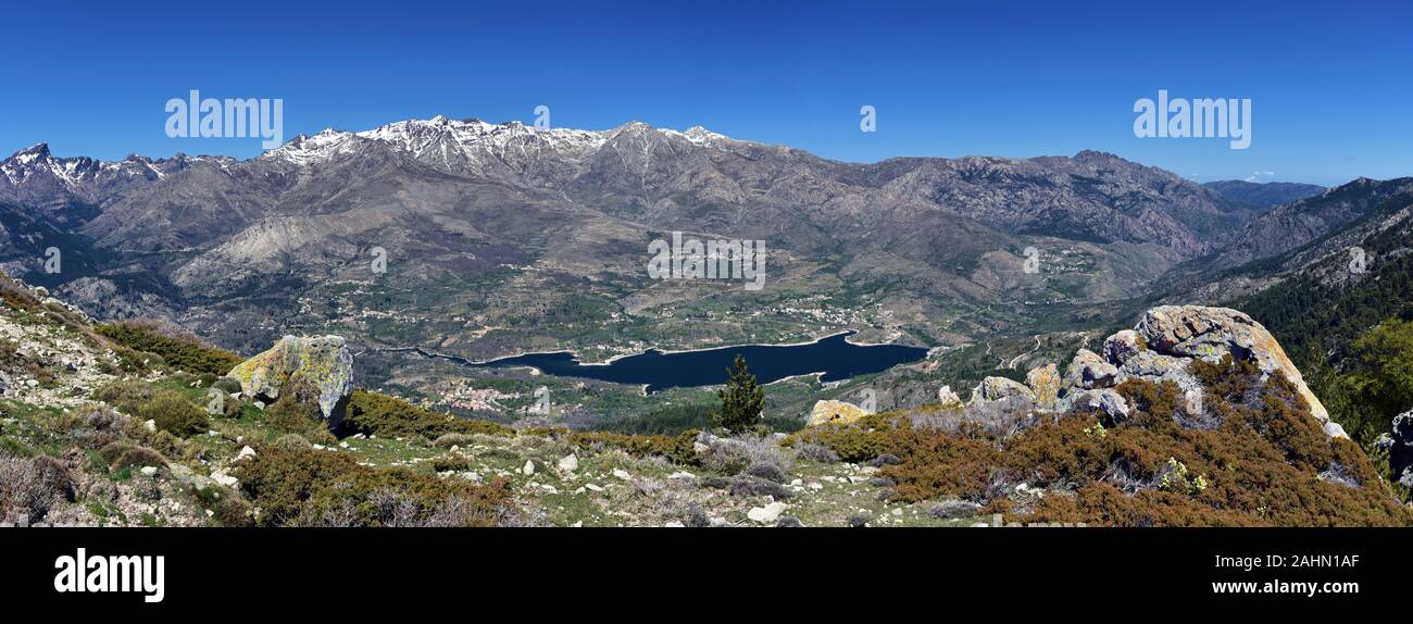 Panorama del Niolo regione con Golo River Valley e il lago di Calacuccia in Corsica centrale, dominato dal Monte Cinto massiccio montuoso, naturale Par regionale Foto Stock