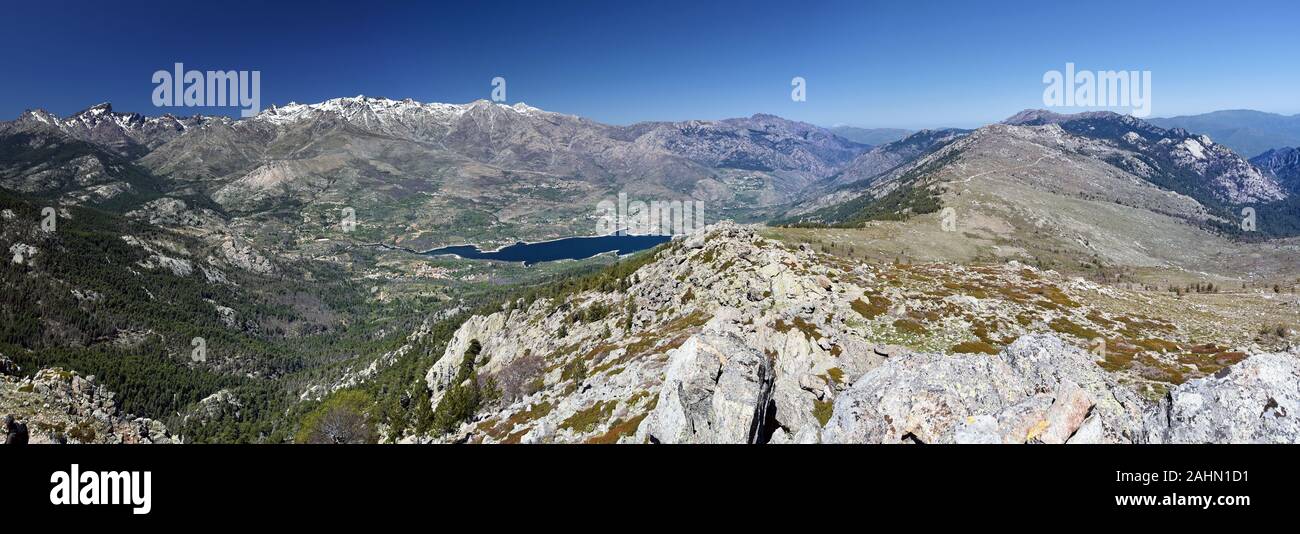 Il Niolo regione panorama visto da Capu di u Facciatu pendio di montagna in Corsica centrale, Golo River Valley e il lago di Calacuccia dominata dal Monte Cinto Foto Stock