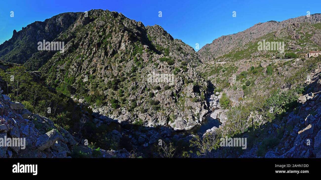 Spettacolare forra noto come Scala di Santa Regina e il fiume Golo corso è l unico modo per accedere a Niolu regione in Corsica, Francia. Foto Stock