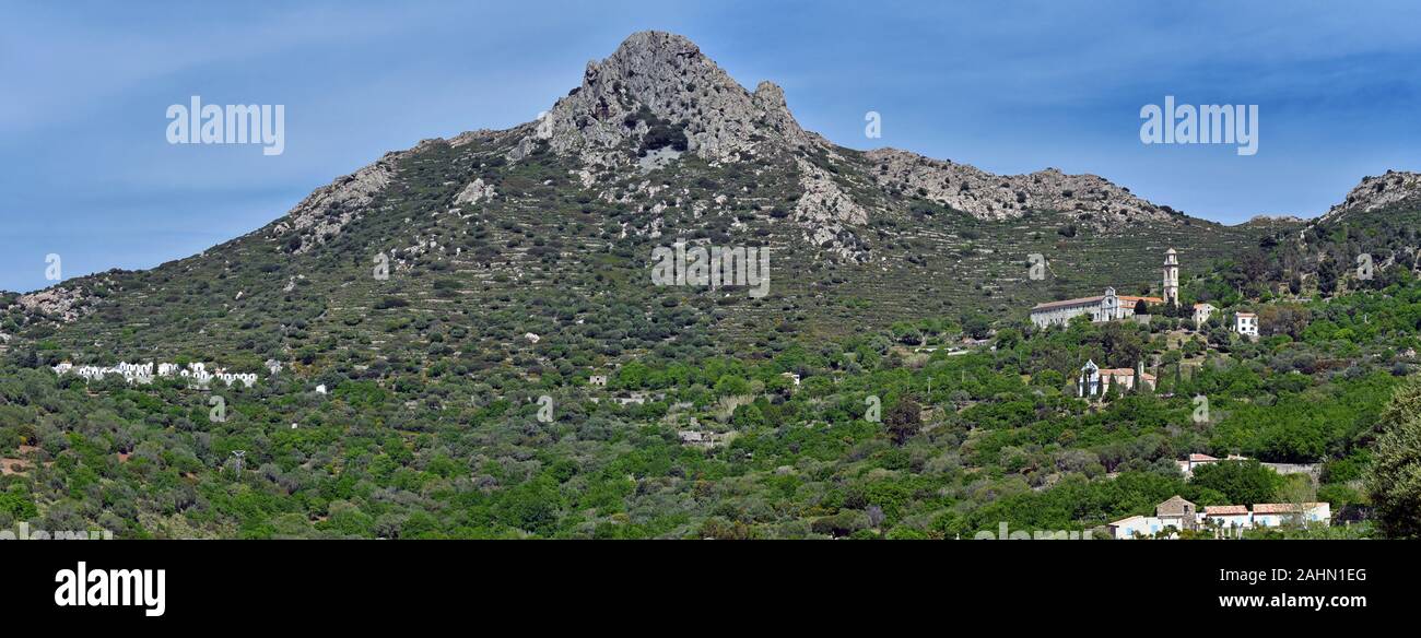 La cima di Sant'Angelo mountain pic culmina Corbara comune in Corsica, Convento di Saint-Dominique de Corbara è a destra. Haute-Corse, Francia Foto Stock