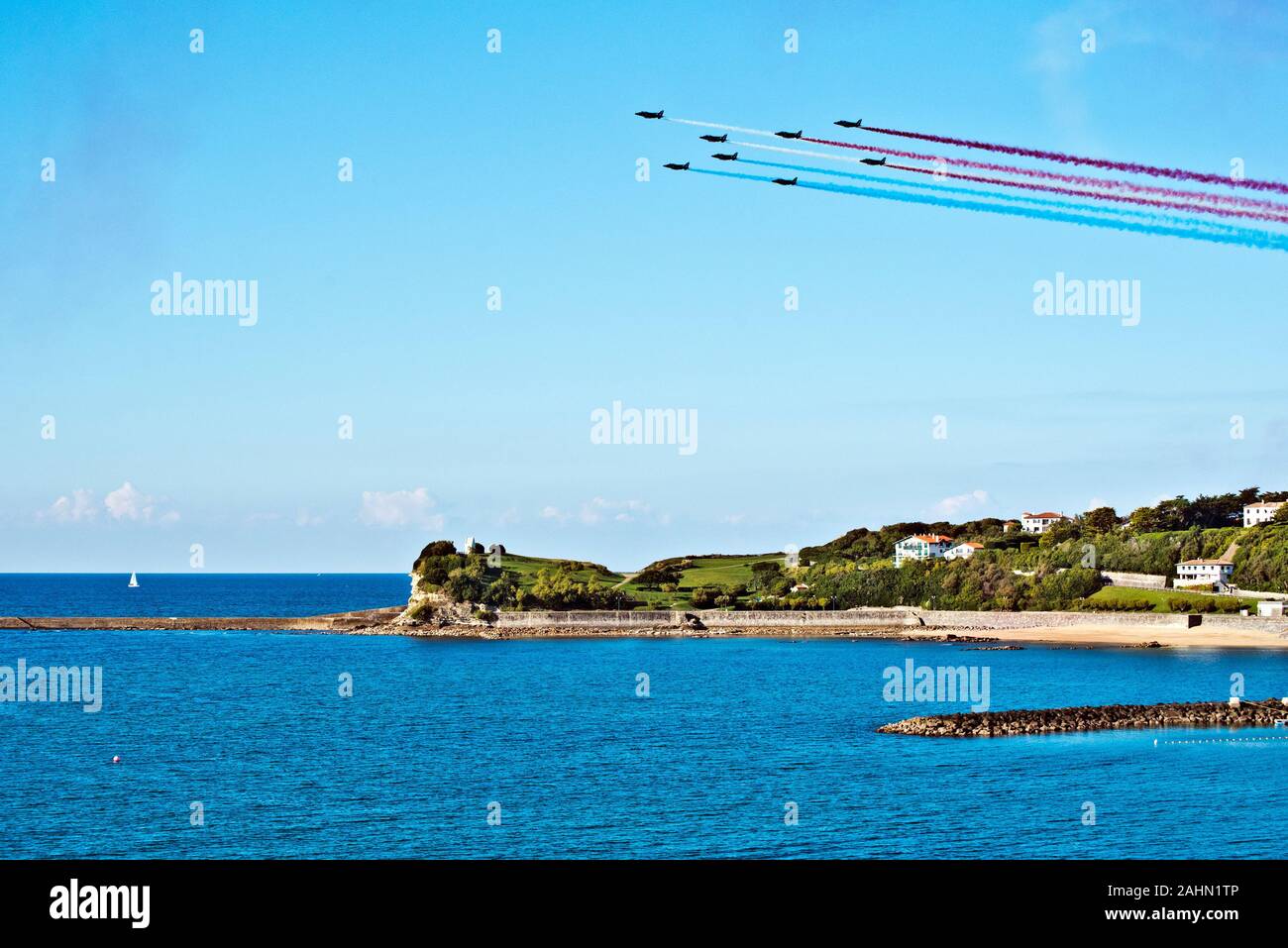 Saint-Jean-de-Luz, Francia, Ottobre 3, 2015 famosa dimostrazione di forza aerea francese Patrouille de France in formazione al di sopra di Pointe Saint Barbe di Sai Foto Stock