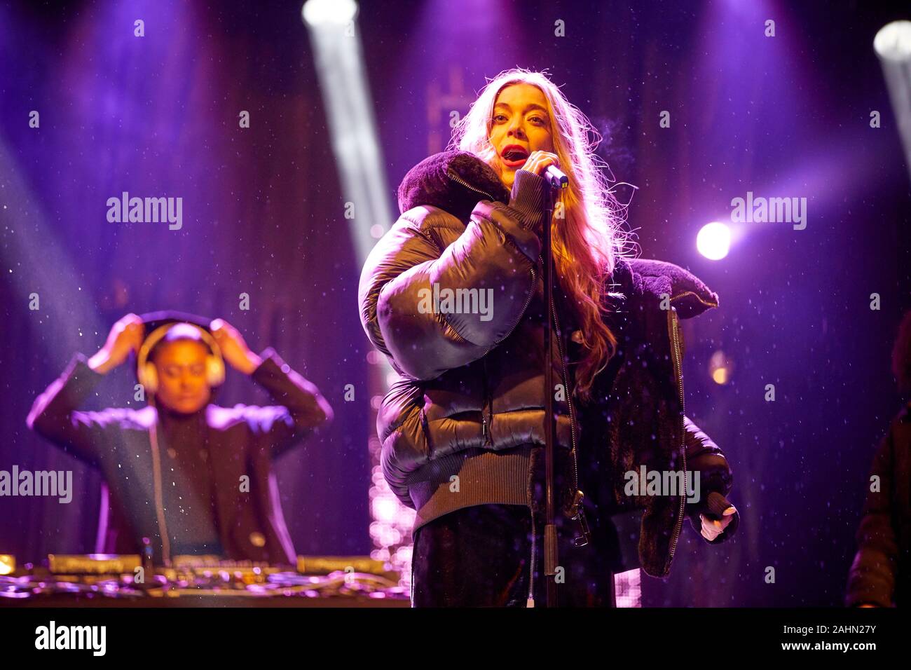 Rebecca Claire 'Becky' Hill è un inglese un cantante e cantautore dalla prima serie di la voce Regno Unito a Manchester centro città le luci di Natale swit Foto Stock