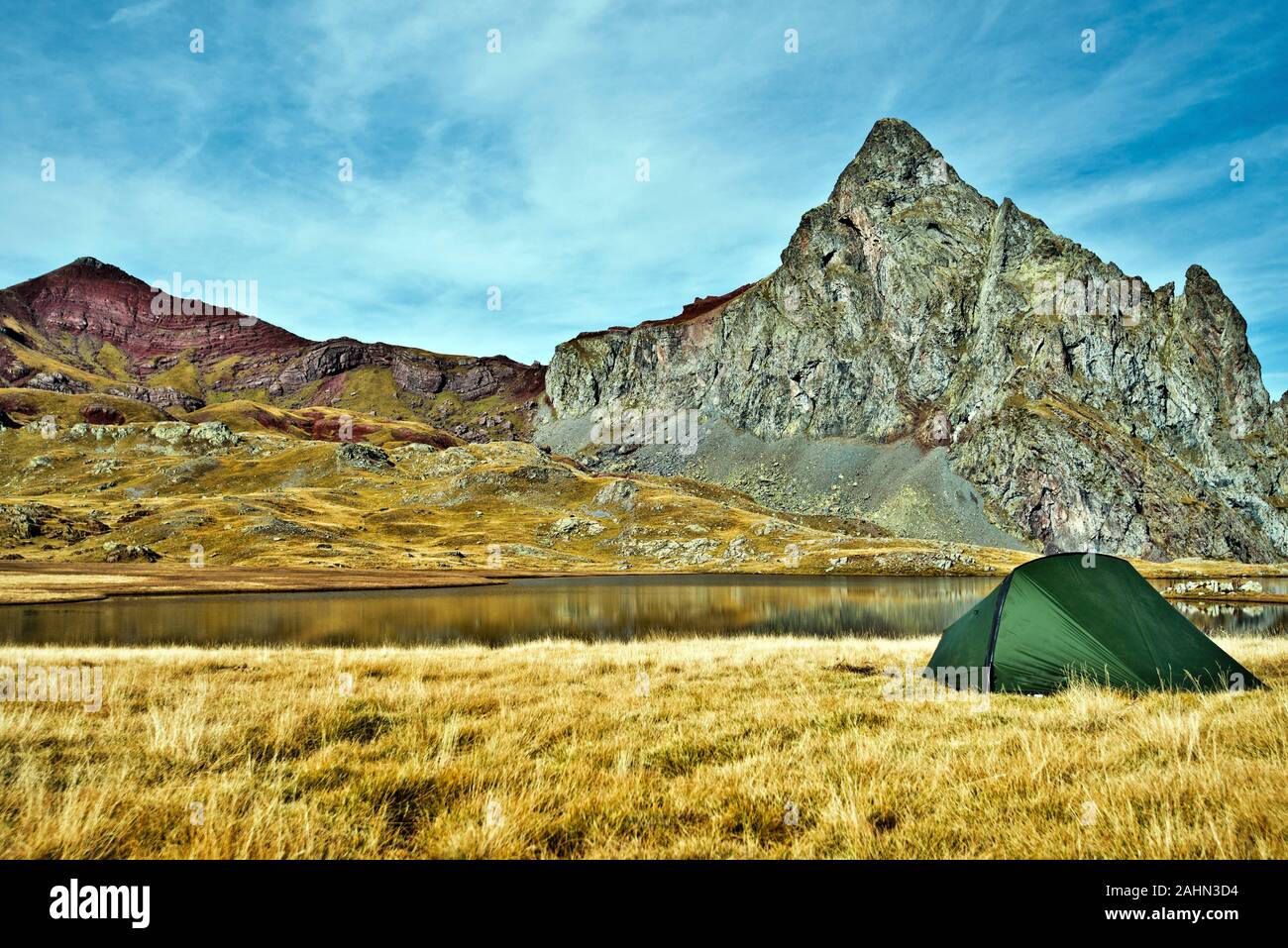 Anayet picco 2575 m e Vertice Anayet 2559 m a sinistra e la tenda nel confine del Lago di plateau di primo piano, Pirenei spagnoli, Aragona, Spagna Foto Stock