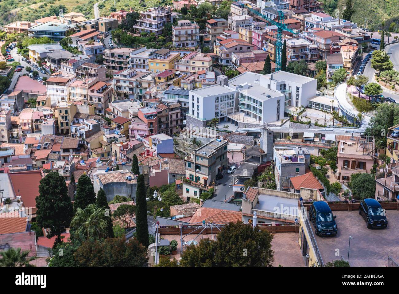 Vista da Via Crucis scale su Taormina comune nella città metropolitana di Messina, sulla costa est dell'isola di Sicilia, Italia Foto Stock