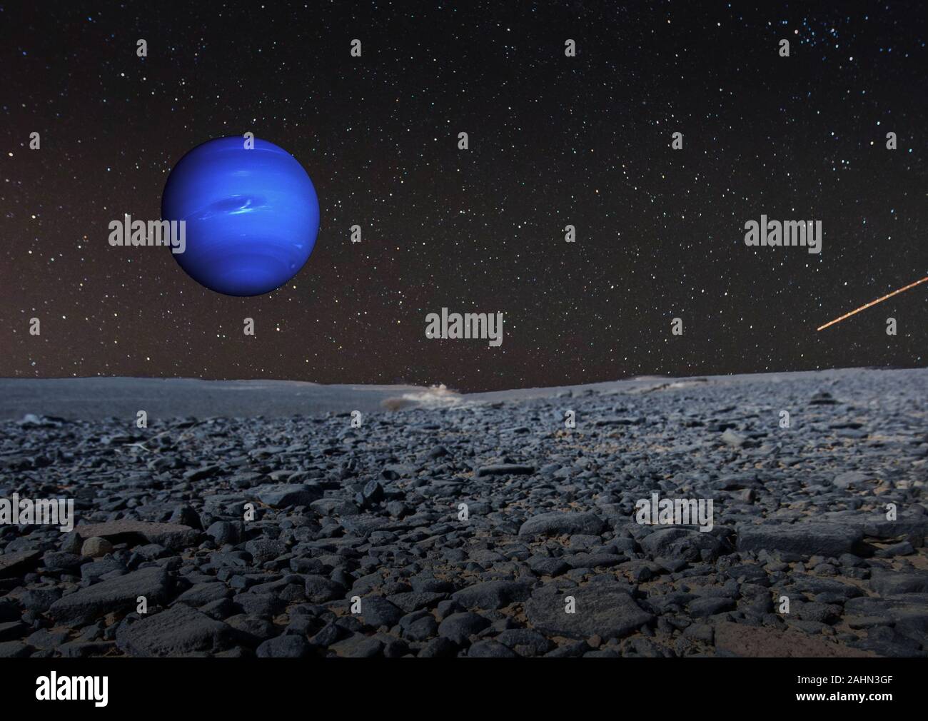 Deserto roccioso in Sudan, collegato con un cielo surreale, dove il pianeta blu Nettuno è in piedi, composito. Gli elementi di questa immagine fornita dalla NASA Foto Stock