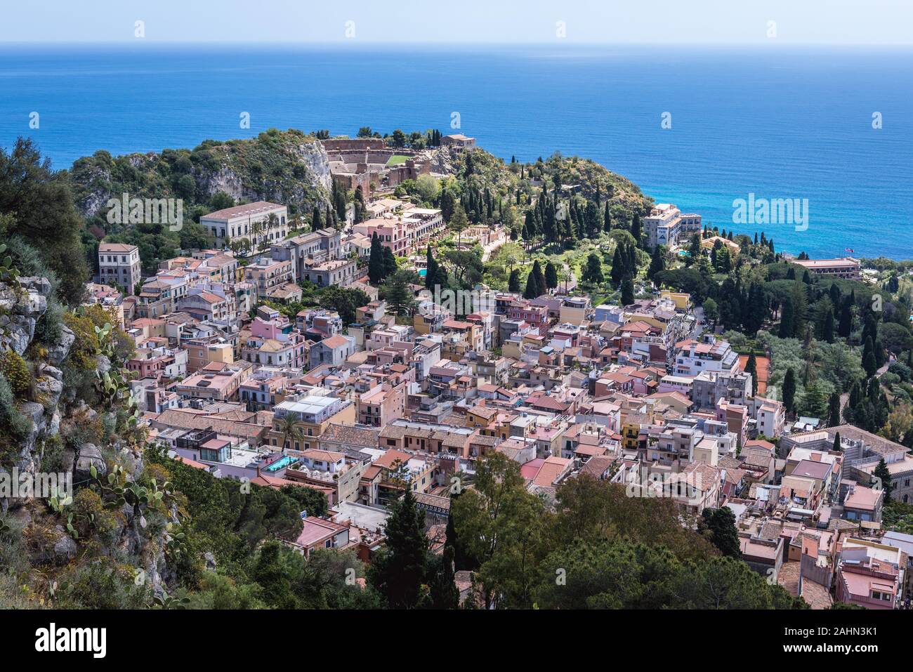 Vista da Via Crucis scale con antico teatro greco su Taormina comune nella città metropolitana di Messina, sulla costa orientale della Sicilia Isola, Italia Foto Stock