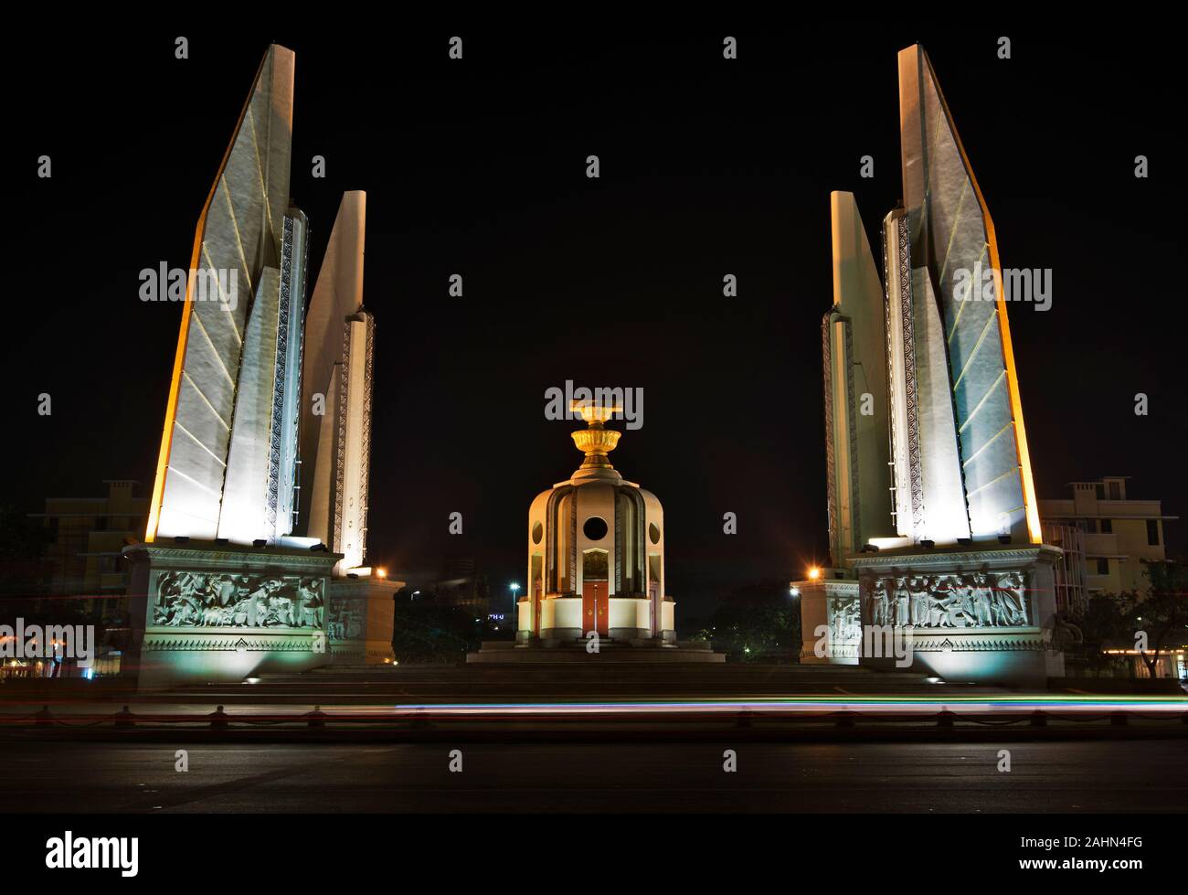 Vista notturna della democrazia un monumento a Bangkok, in Thailandia. Il riquadro al centro rappresenta la holding della costituzione tailandese e quattro ali come le strutture Foto Stock