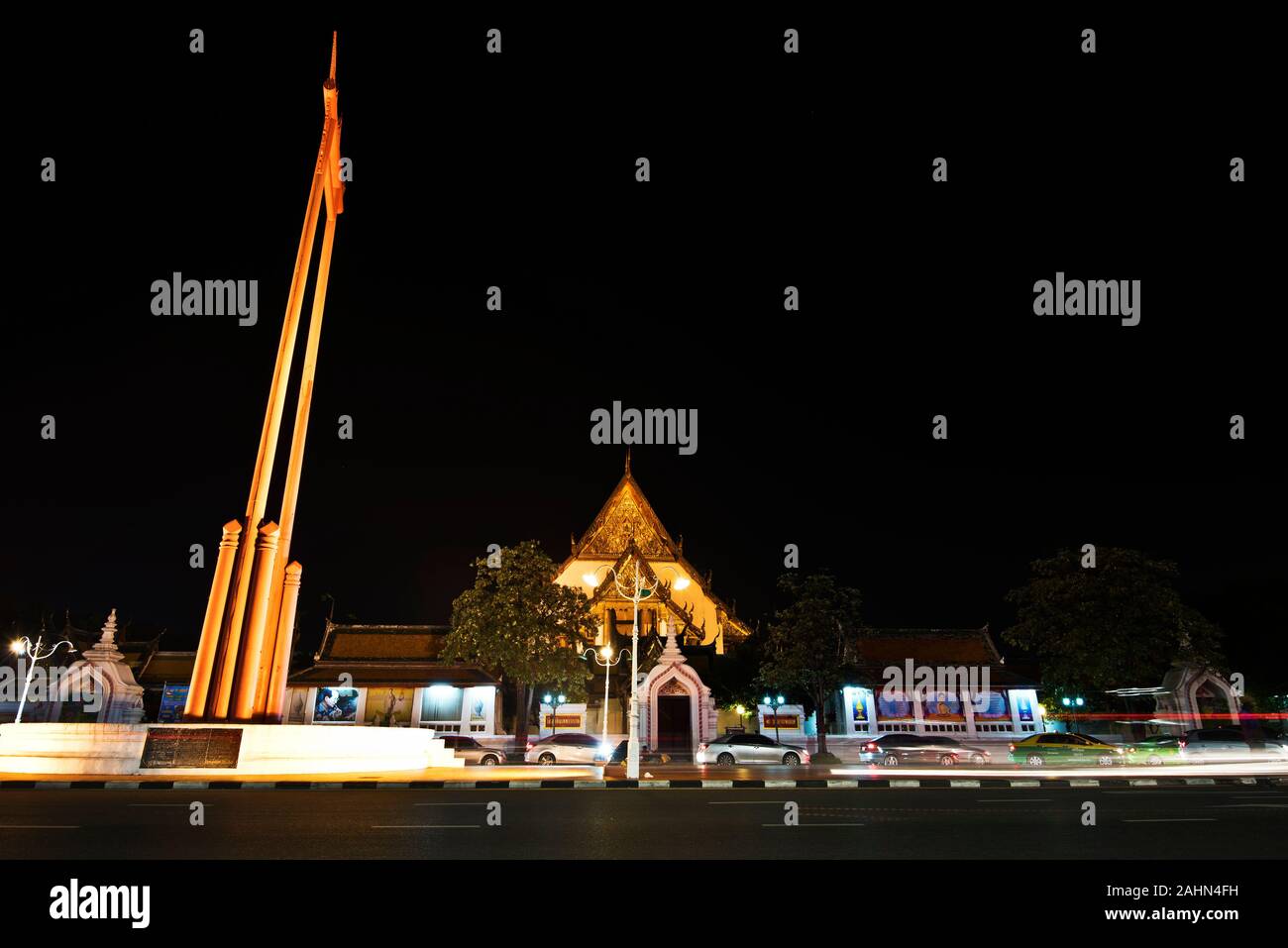 Bangkok, Thailandia, Novembre 14, 2015. Vista notturna di Giant Swing e l'ingresso al Wat Suthat tempio Foto Stock