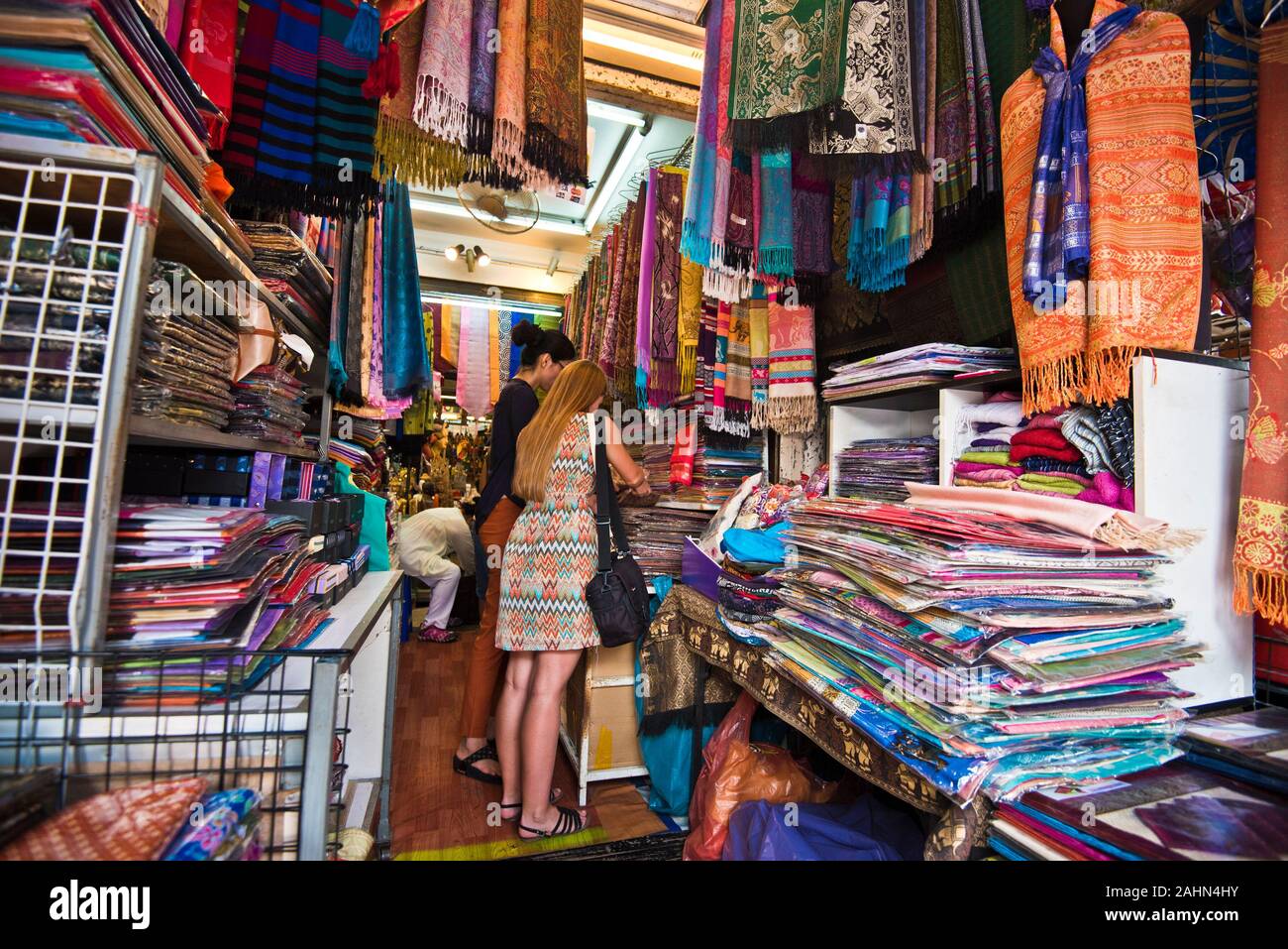 Bangkok, Thailandia, 15 novembre 2015, per acquistare una sciarpa da pashmina di seta o nel mercato di Bangkok Foto Stock
