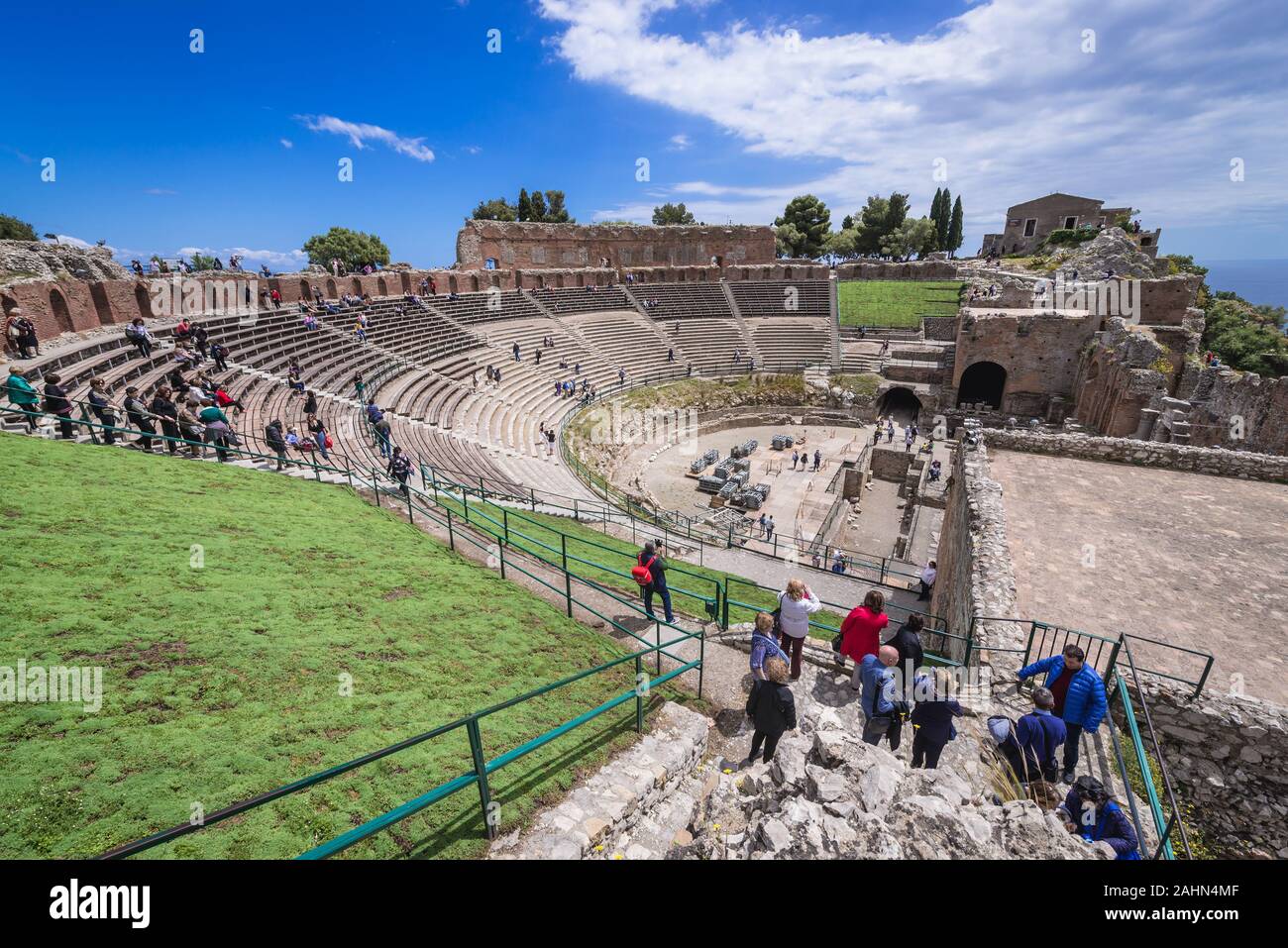 Vista aerea nel Teatro Antico di Taormina comune nella città metropolitana di Messina, sulla costa est dell'isola di Sicilia, Italia Foto Stock