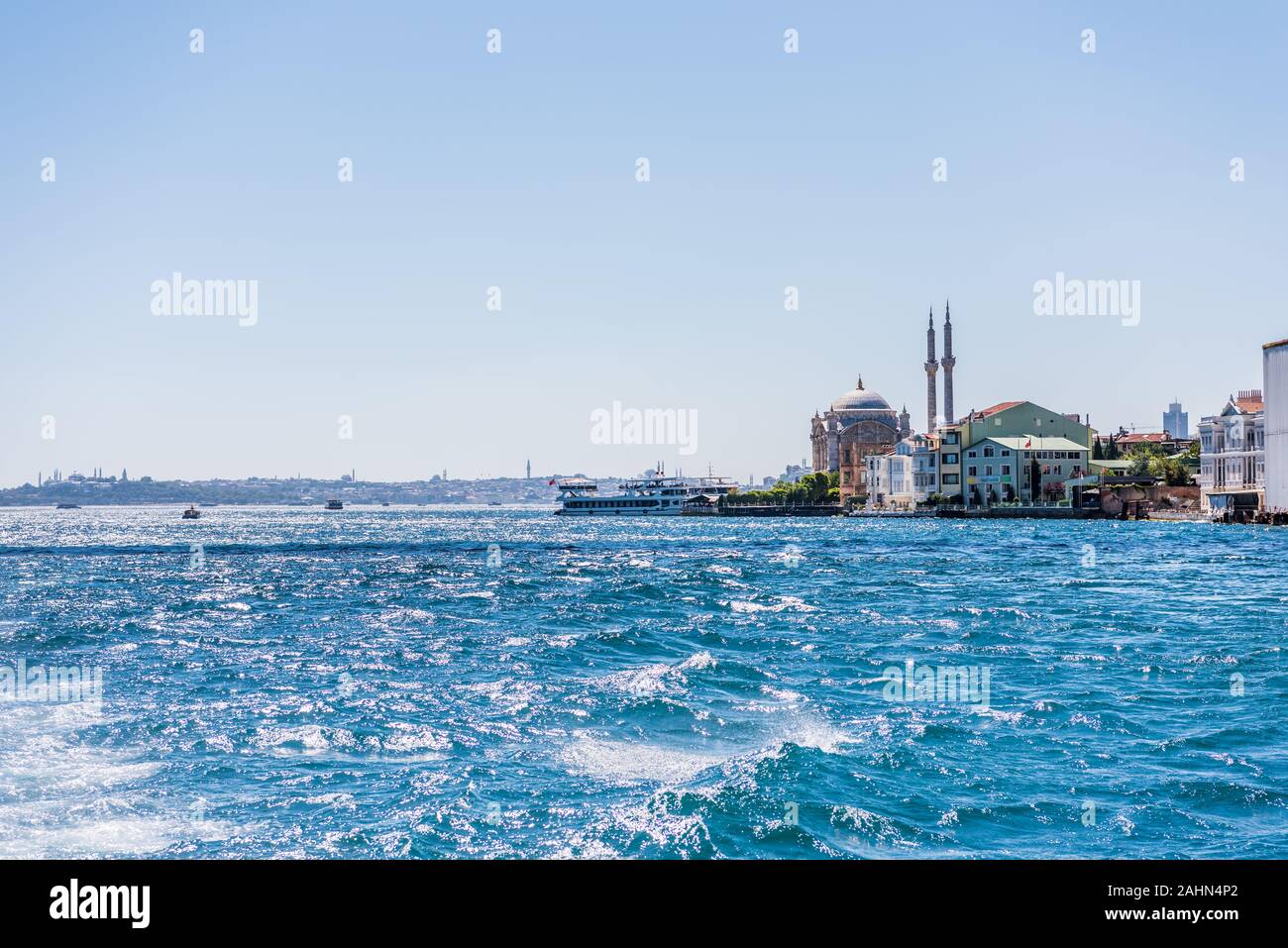 La Moschea Ortakoy (turco: Ortaköy Camii), o Grand Imperial Moschea del Sultano Abdulmecid in Besiktas, Istanbul, Turchia, una delle più popolari località Foto Stock