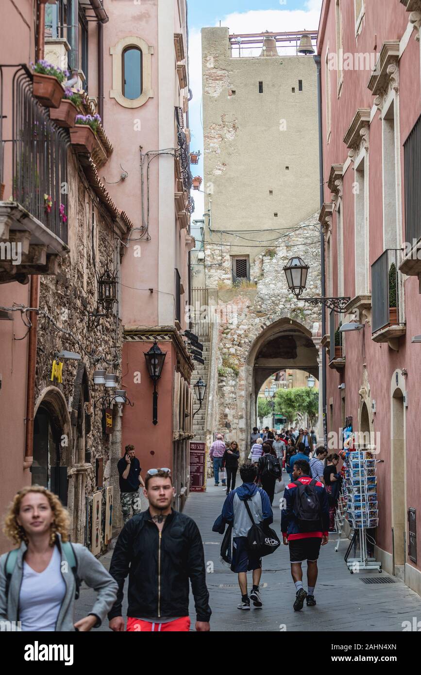 Cors via Umberto, vista con torre dell'Orologio di Piazza 9 aprile a Taormina comune nella città metropolitana di Messina, sulla costa orientale della Sicilia, Italia Foto Stock
