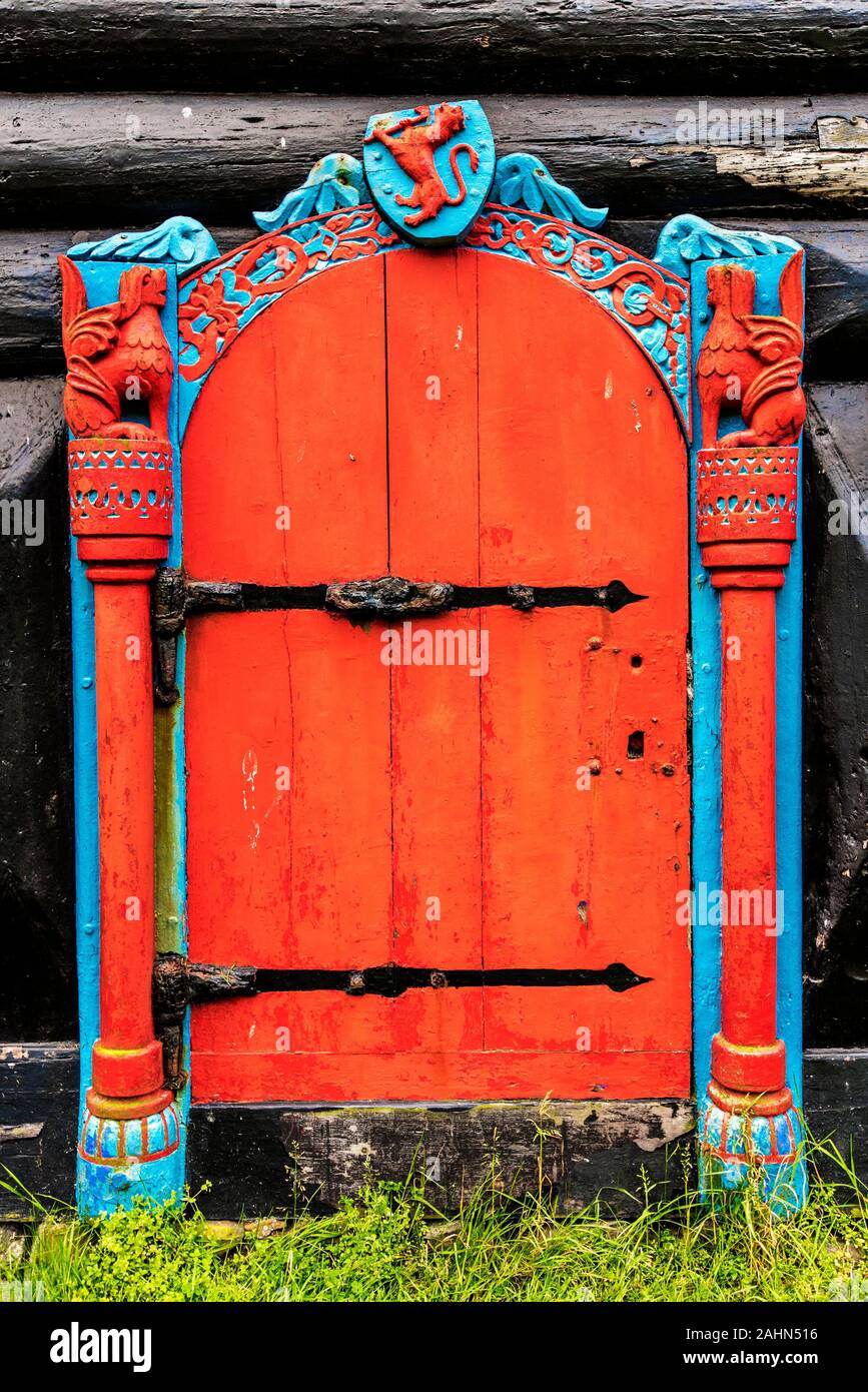 Porta della Faerøer tradizionale casa in legno in Kirkjubour, il villaggio più meridionale su Streymoy Foto Stock