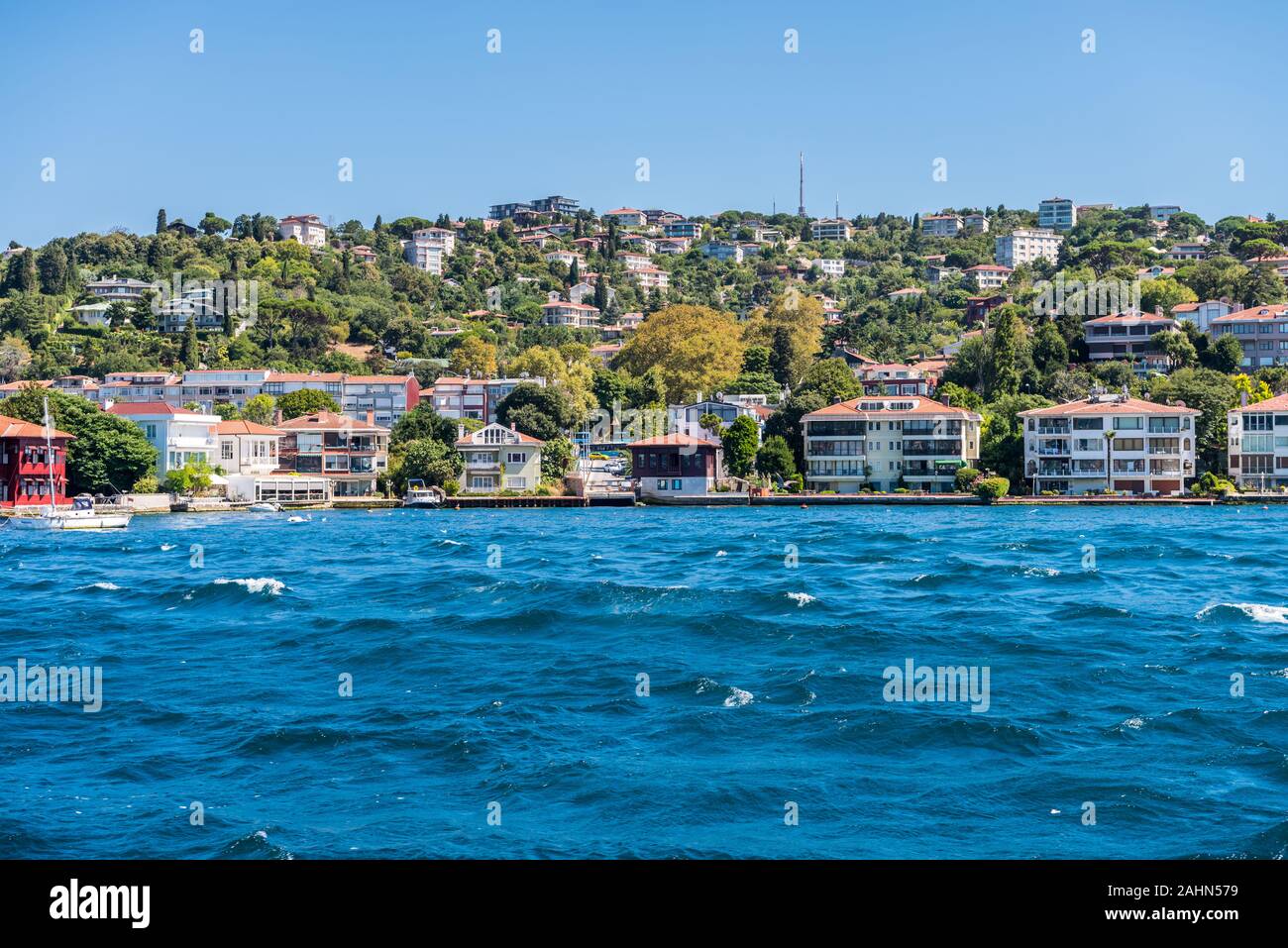 Bella builings e palazzi signorili alla costline e hillslope con foresta verde d'estate, presso lo stretto del Bosforo a Istanbul, Turchia. Vista da una crociera Foto Stock