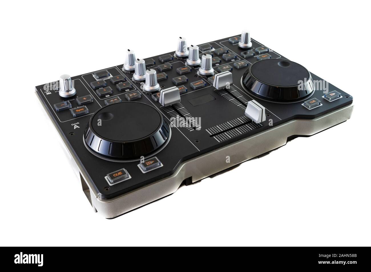 Portable DJ Mixer controllo shot su uno sfondo bianco. Foto Stock