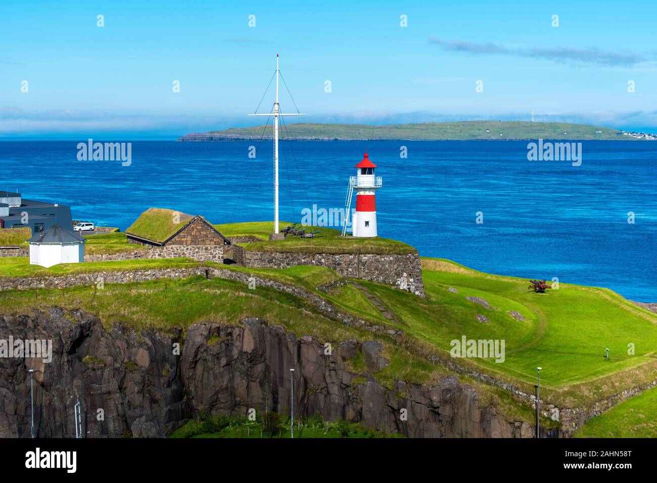 Skansin fortezza di Torshavn e il suo faro di Isola delle Isole Faerøer di Streymoy. Oceano atlantico e Nolsoy isola sono a sfondo Foto Stock