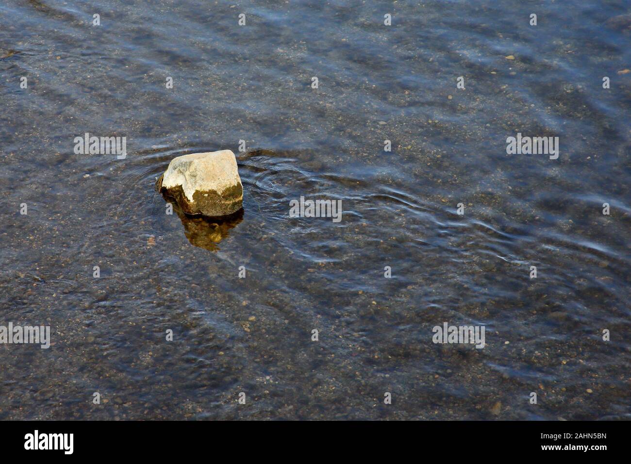 L'acqua chiara che scorre attorno ad una roccia nel fiume Bow Foto Stock