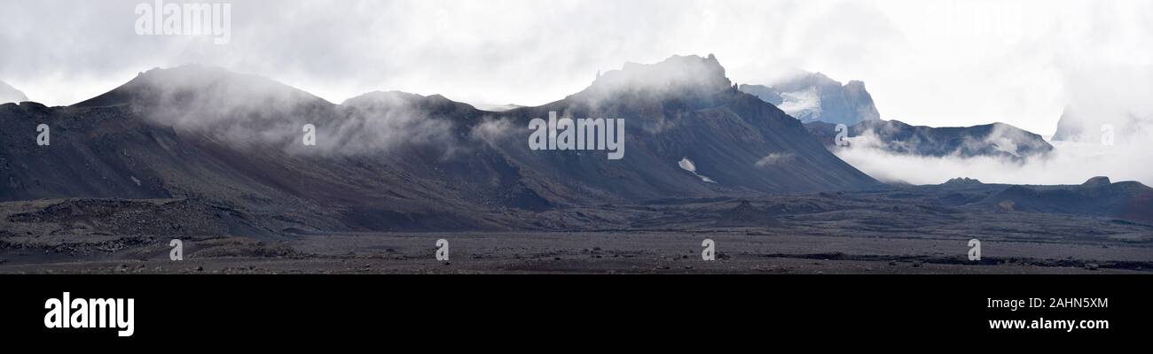 Panorama del deserto paesaggio delle montagne vulcaniche di Kverkfjoll coperto di nuvole di approccio al Vatnajokull Parco Nazionale da , Fljotsdalsherad m Foto Stock