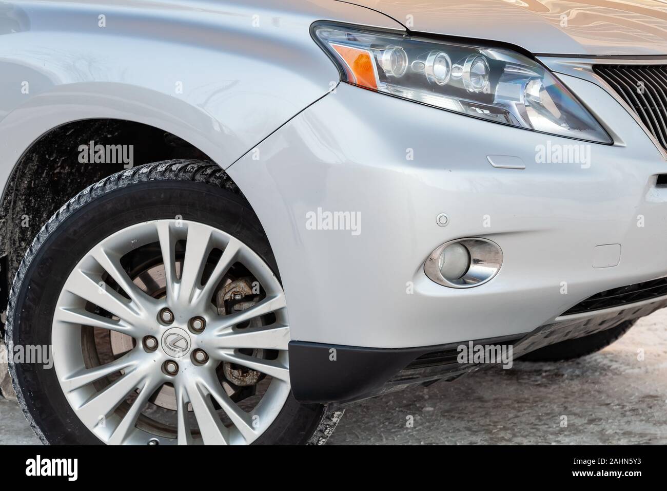 Novosibirsk, Russia - 12.18.2019: Silver Lexus RX450h 2009 rilascio con un motore ibrido di 3,5 litri ruota anteriore vista sulla neve auto parcheggio dopo Foto Stock