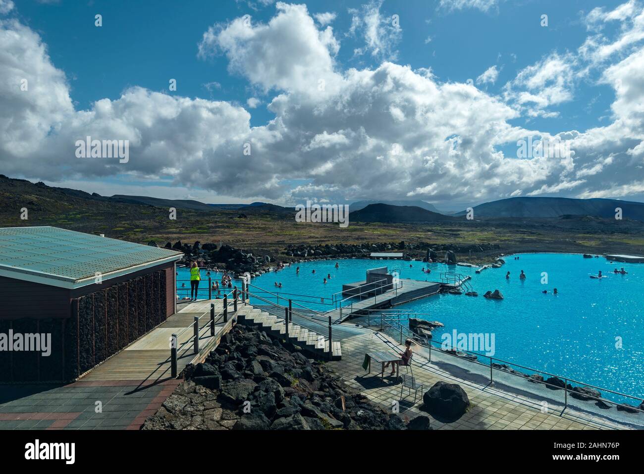 Reykjahlid, Islanda - 15 July, 2018 persone tenendo bagno e rilassante in geothermally riscaldata Myvatn Bagni di natura nel nord dell'Islanda, deserto selvaggio landsc Foto Stock