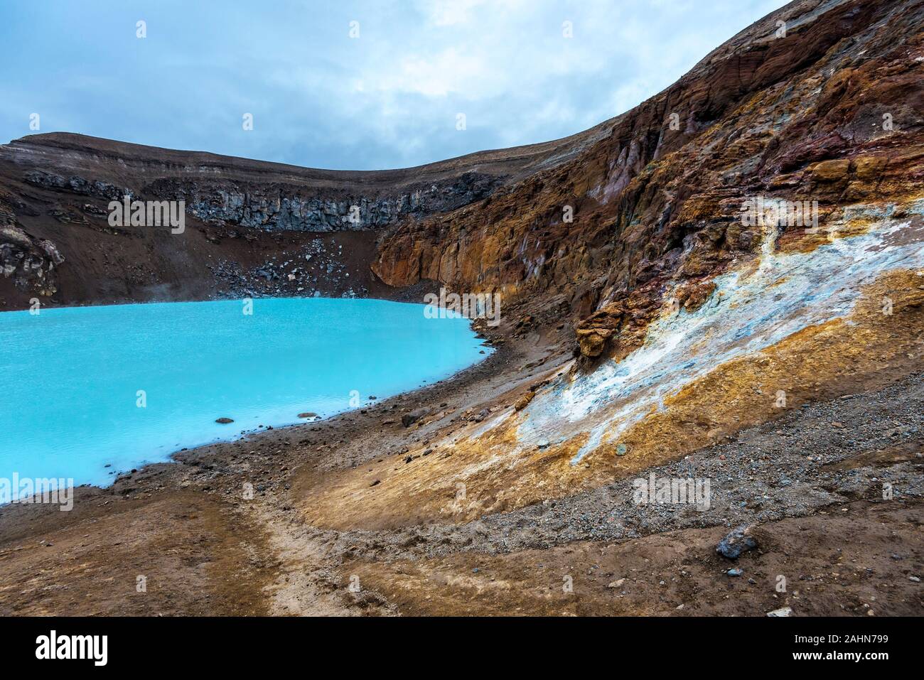 Le pareti del cratere di viti con lago geotermica ad Askja caldera a luci di mezzanotte di Iclandic estate. Altipiani centrali di Islanda Foto Stock