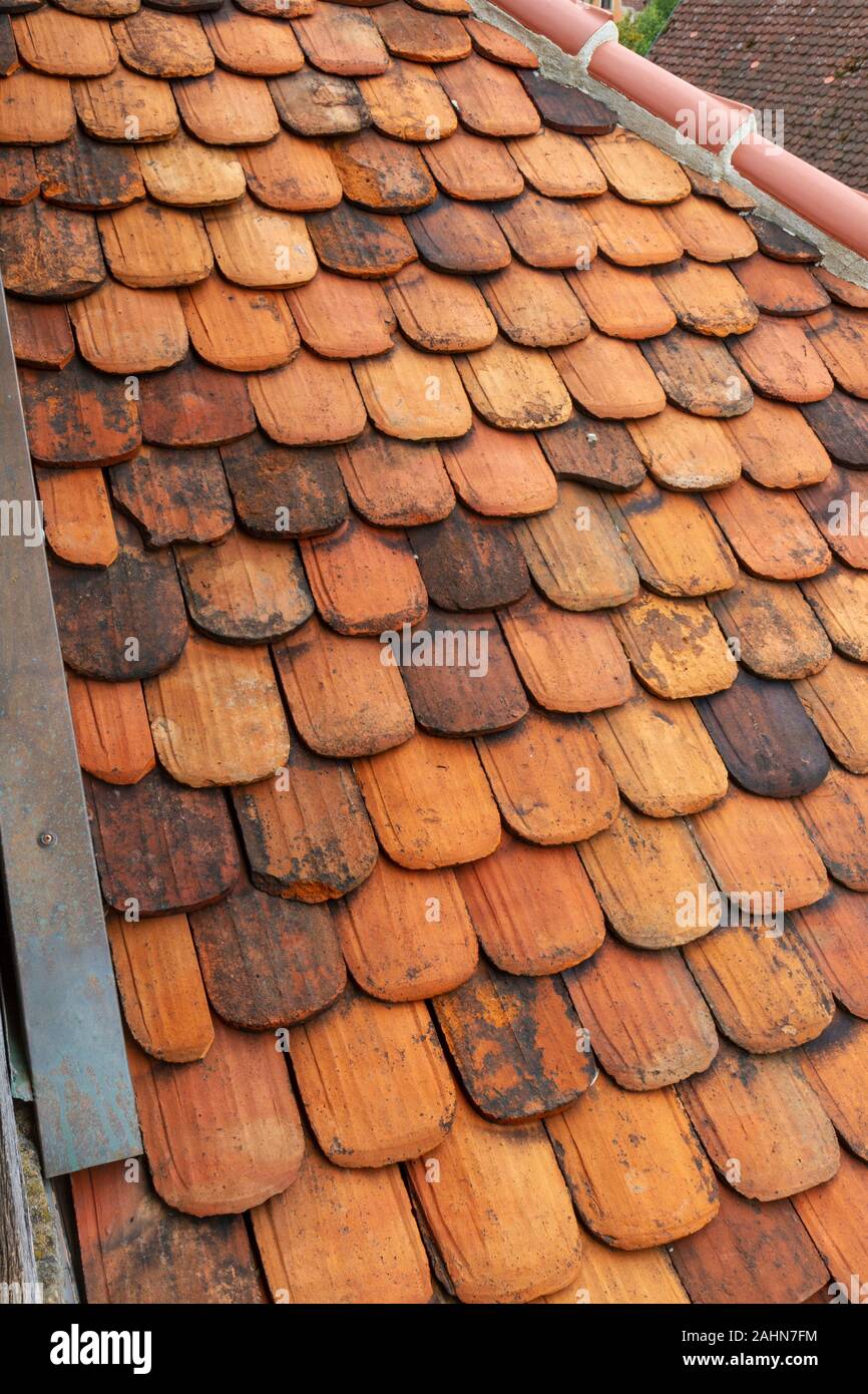 Tipica tegola in argilla utilizzata nelle proprietà di Rothenburg ob der Tauber, Baviera, Germania. Foto Stock