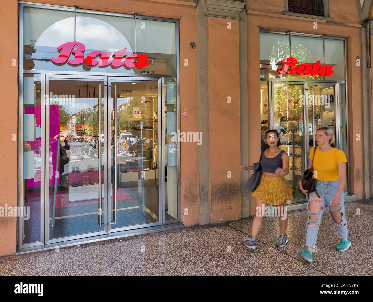 BOLOGNA, Italia - 10 luglio 2019: la gente visita Negozio Bata sullo shopping Indipendenza Street nella città del centro storico. Bata è una multinazionale e calzature Foto Stock