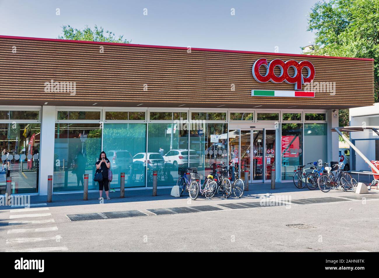 BOLOGNA, Italia - 10 luglio 2019: la gente visita Coop store. Coop è un sistema di i consumatori italiani di cooperative che gestisce la più grande supermercato ch Foto Stock