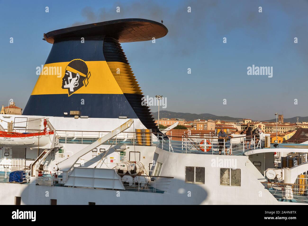 LIVORNO, Italia - Luglio 23, 2019: nave traghetto per Corsica Ferries - Sardinia Ferries ormeggiata in porto. Si tratta di una compagnia di traghetti che gestisce il traffico a e f Foto Stock