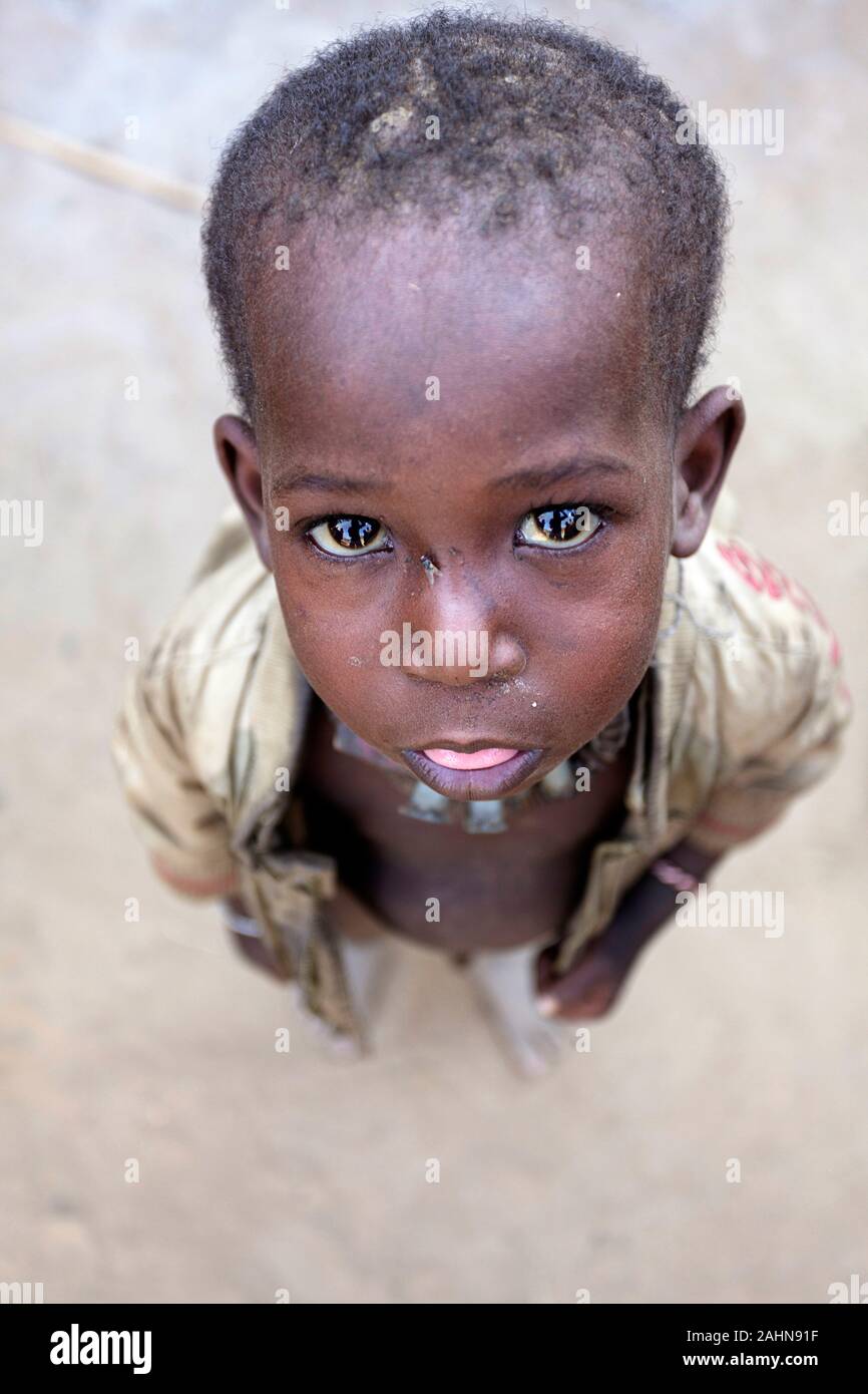 Ritratto di un simpatico ragazzino dalla tribù Arbore, valle dell'omo, Etiopia, Africa Foto Stock