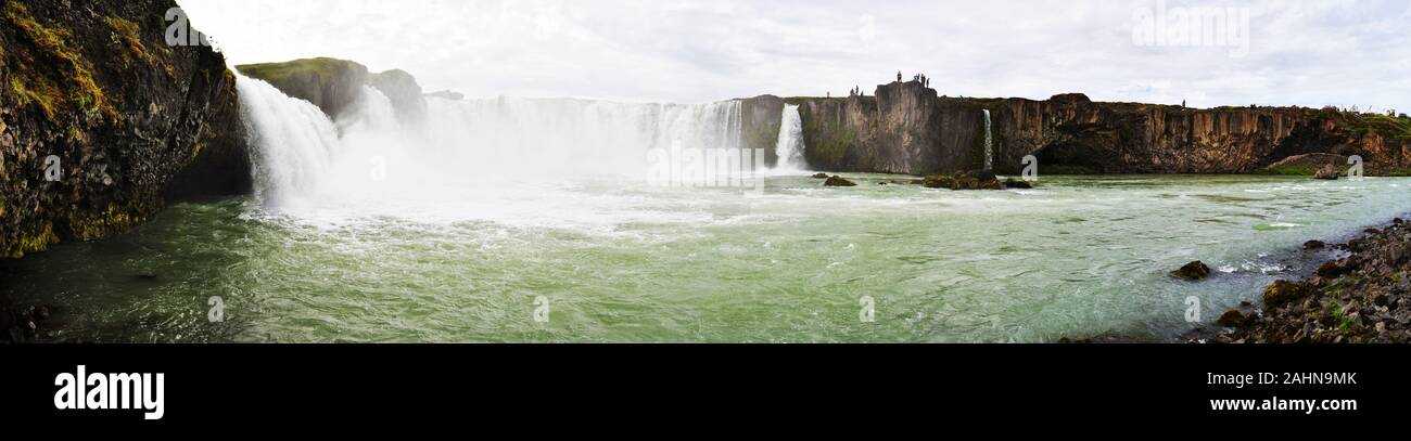 Vista panoramica a Godafoss cascata dalla frontiera orientale della valle. Distretto Bardaldalur nel nord-est dell'Islanda. Foto Stock