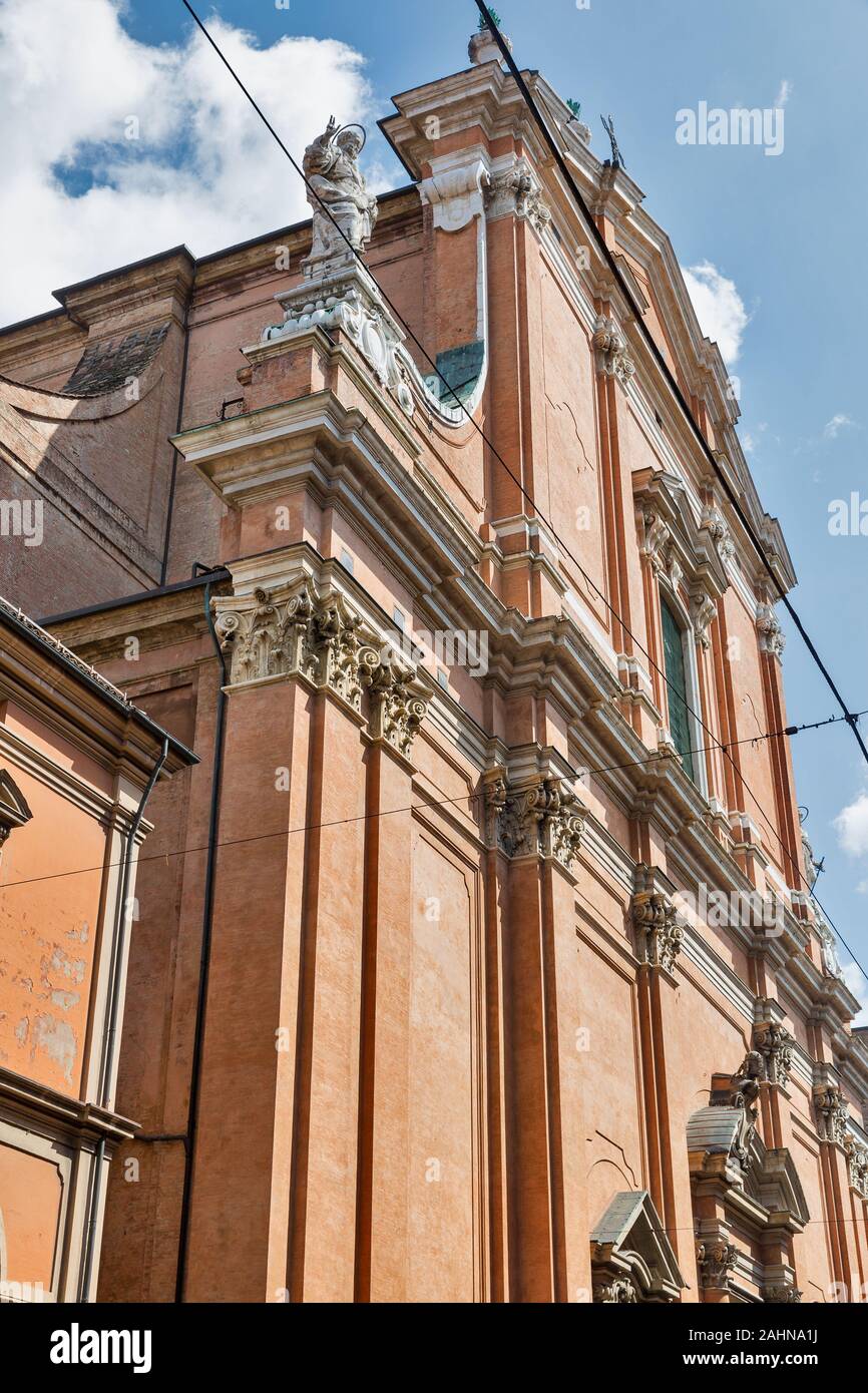 Cattedrale Metropolitana di San Pietro a Bologna, Italia. La cattedrale cattolica con un alto campanile e affreschi, restaurato nel XVII e XVIII sec. Foto Stock