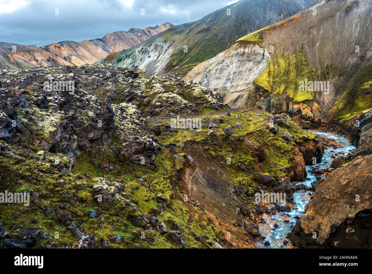 Paesaggio in Landmannalaugar lungo il fiume Brennisteinsoldukvisl flusso in Islanda Highlands Estate a mezzanotte. Fjallabak parco naturale Foto Stock