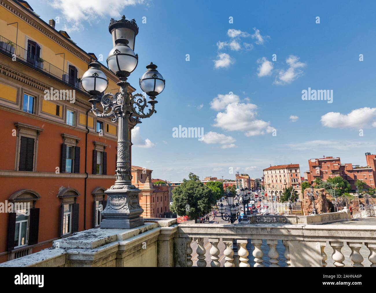 Xx Settembre nella piazza del centro storico della città con il Pincio scalinata porta Galliera e fortezza di rovine.- a Bologna, Italia. Foto Stock