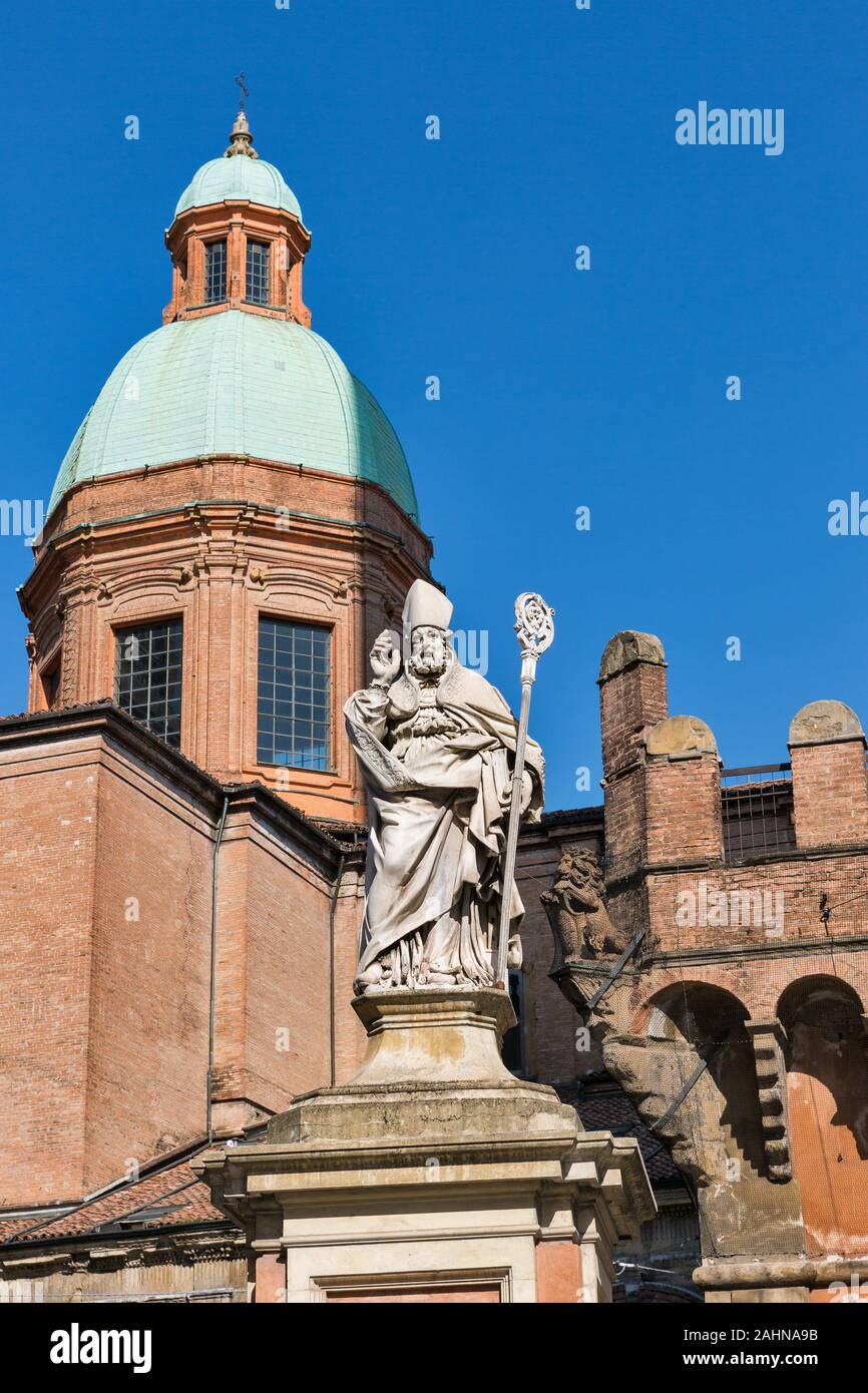 Statua di San Petronio e la cupola della chiesa di San Bartolomeo a Bologna, Italia. Foto Stock