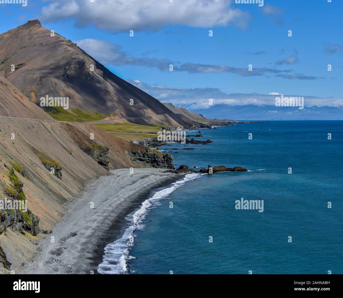 Vista panoramica della costa orientale in Islanda come si vede dal punto Illiskuti verso Fauskasandur beach e Styrmisnes punto. Maelifell Hill è a l Foto Stock