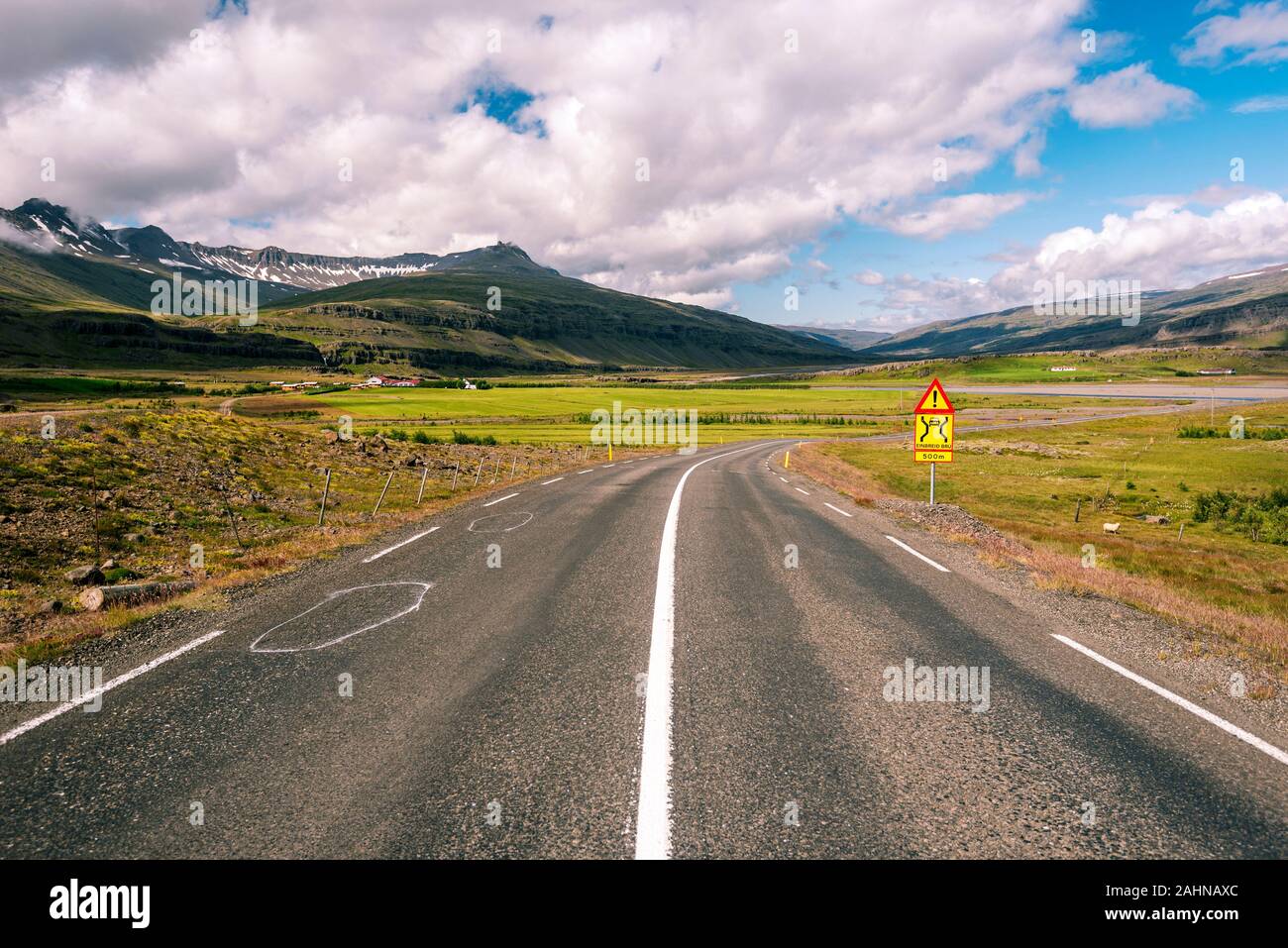 Anello stradale 1 nell'Islanda Orientale prima di attraversare Hamarsa  stream. Bragdavellir zona fattoria è a sinistra sullo sfondo Foto stock -  Alamy