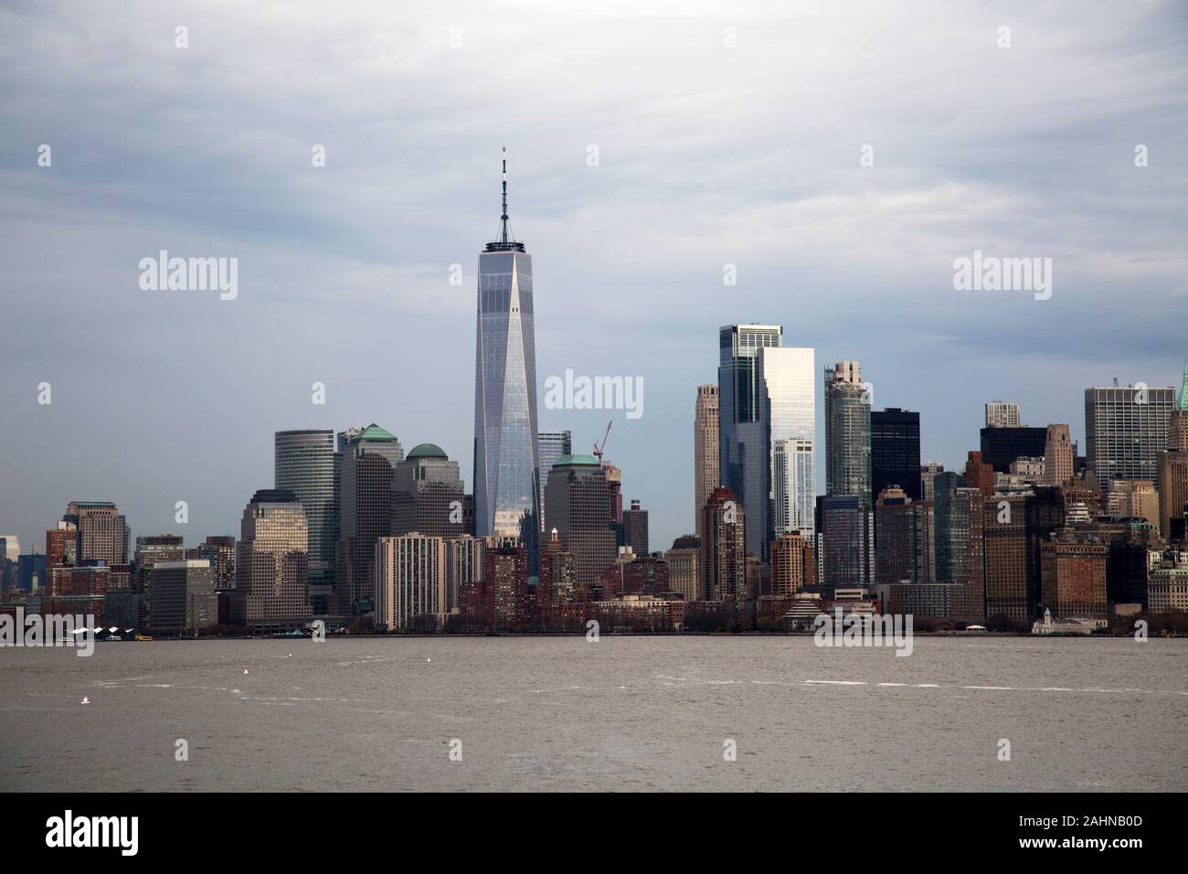 Skyline di Manhattan da Liberty Island e il porto di New York, New York, Stati Uniti d'America. Foto Stock