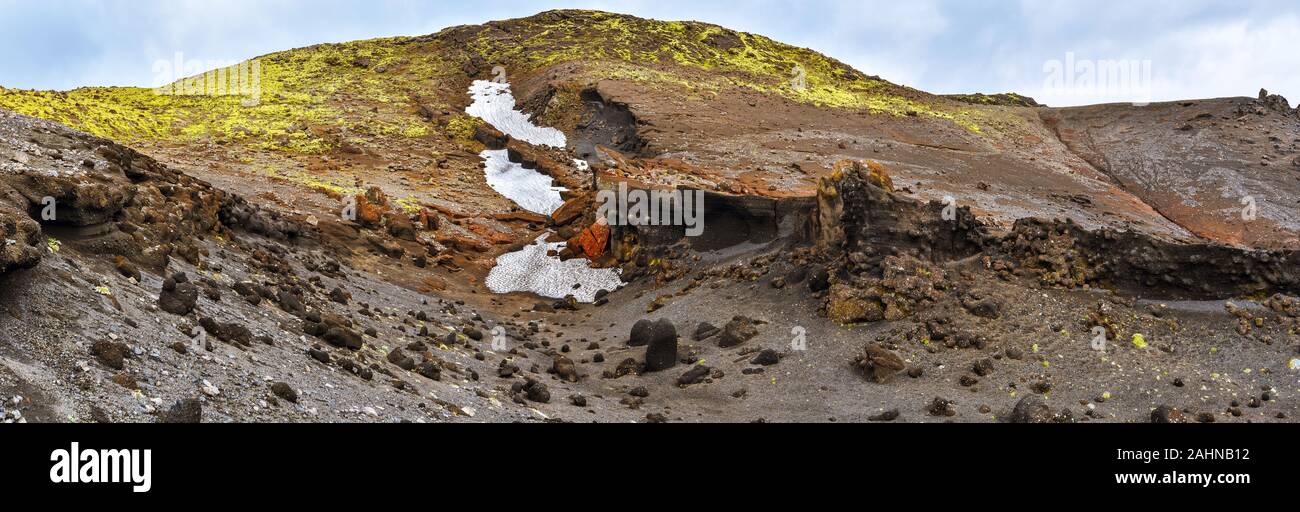 Formazioni di arenaria oltre le pareti del cratere di Lakagigar fessura vulcanica nel sud dell'Islanda. Foto Stock