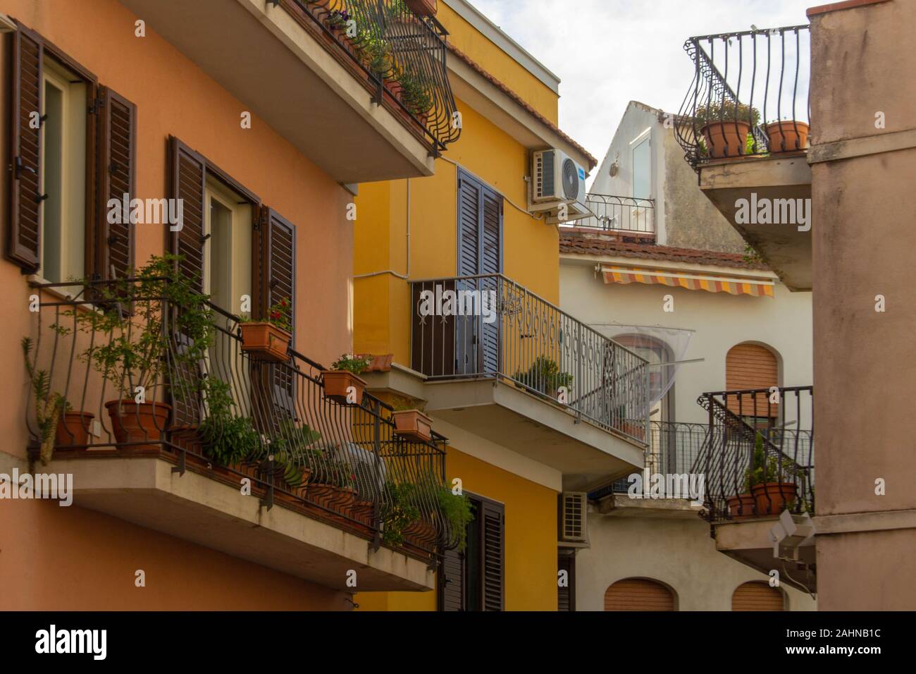 Strade italiane. Case con balconi. Sicilia Italia Foto Stock