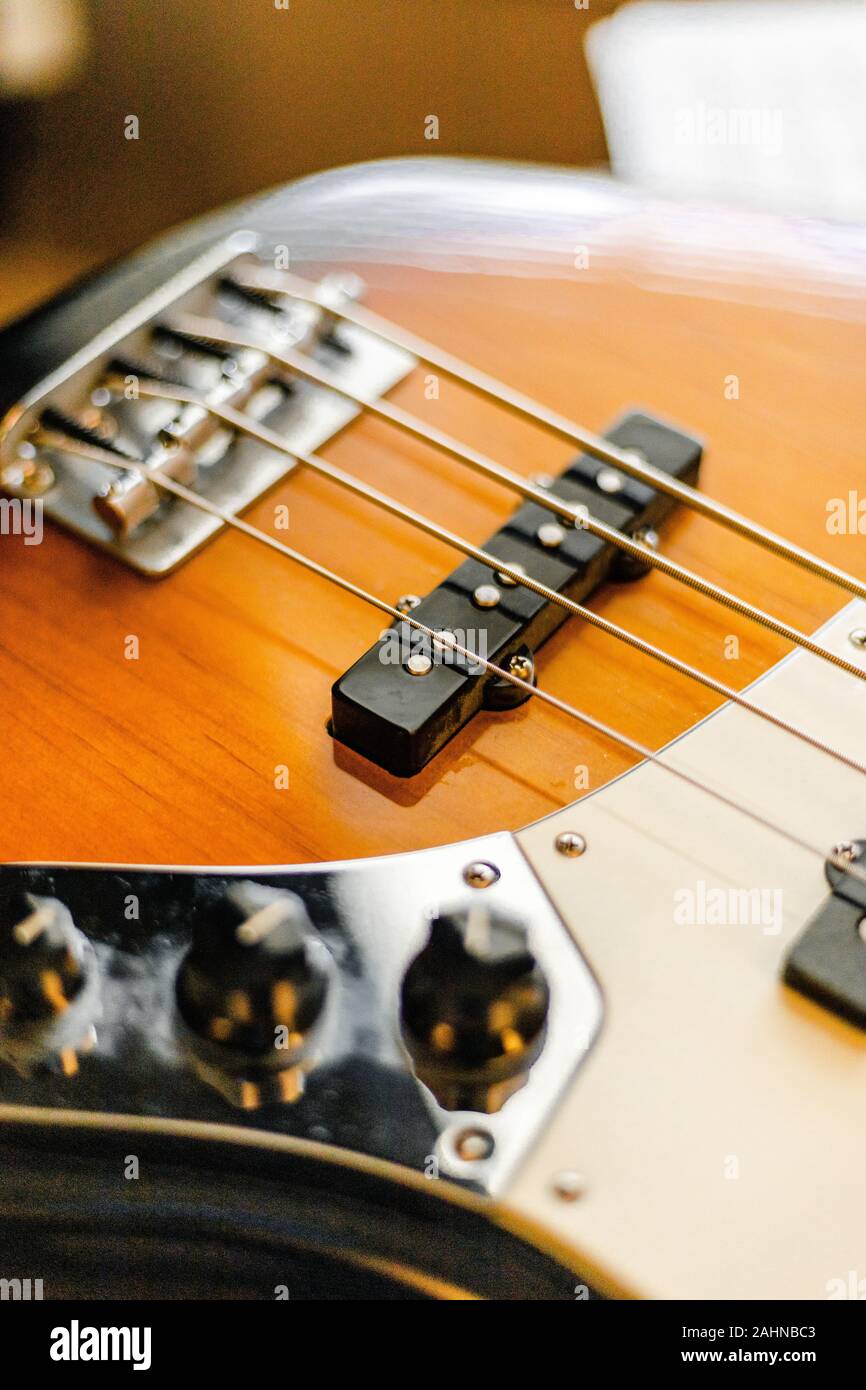 Close up Fender Jazz bass stringhe, bridge, selle, pickups, del controllo di volume e di tono Foto Stock