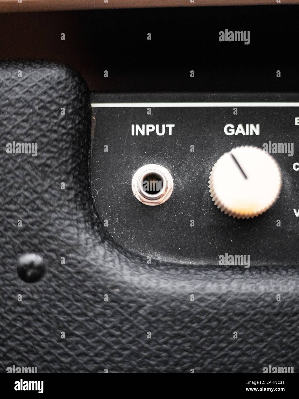 Close up top down bass guitar amplifier jack di ingresso manopola di guadagno Foto Stock