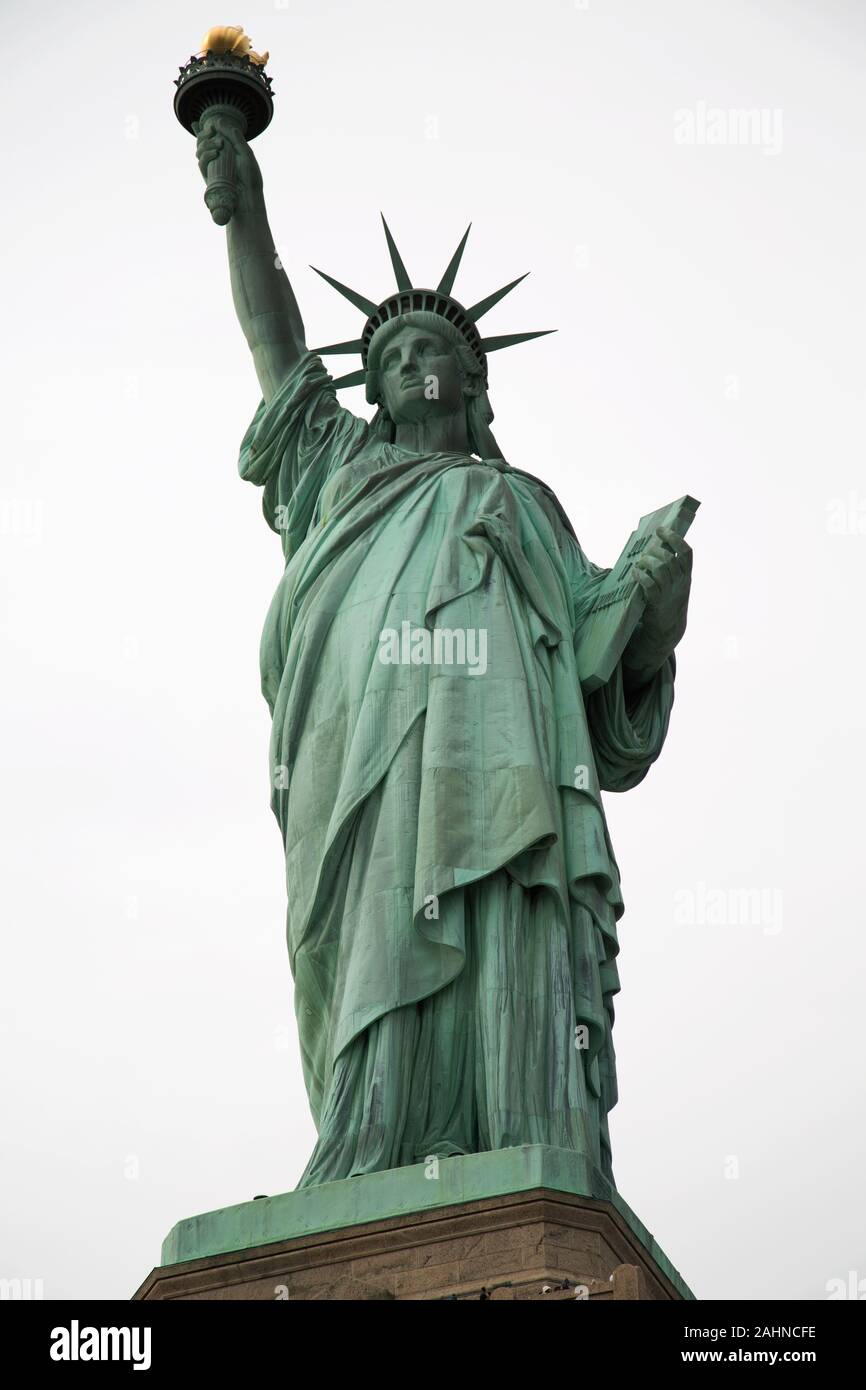 La Statua della Libertà è illuminante il mondo, Liberty Island il porto di New York, New York, Stati Uniti d'America Foto Stock