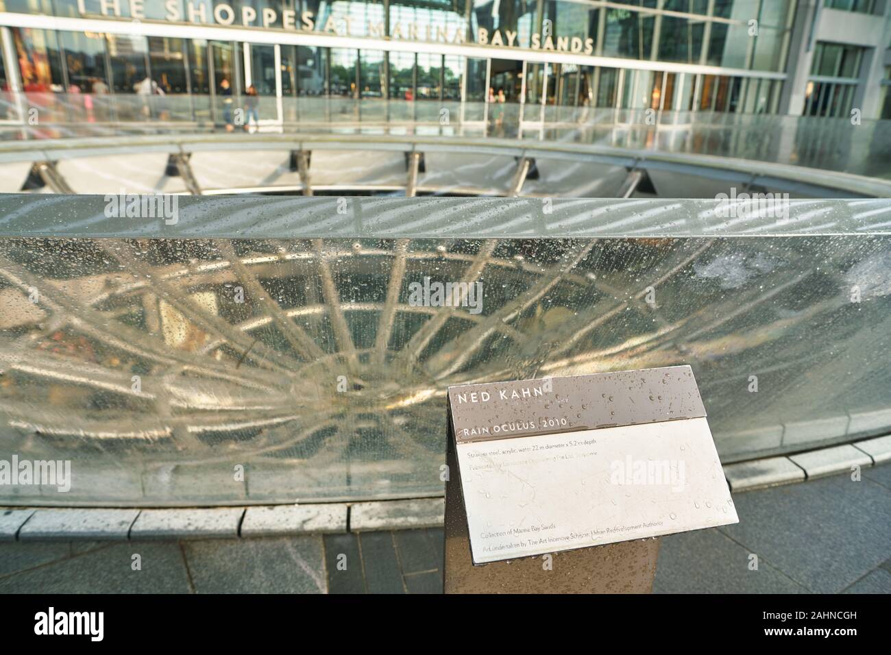 SINGAPORE - circa aprile, 2019: Pioggia oculo da Ned Kahn a Marina Bay Sands. Foto Stock